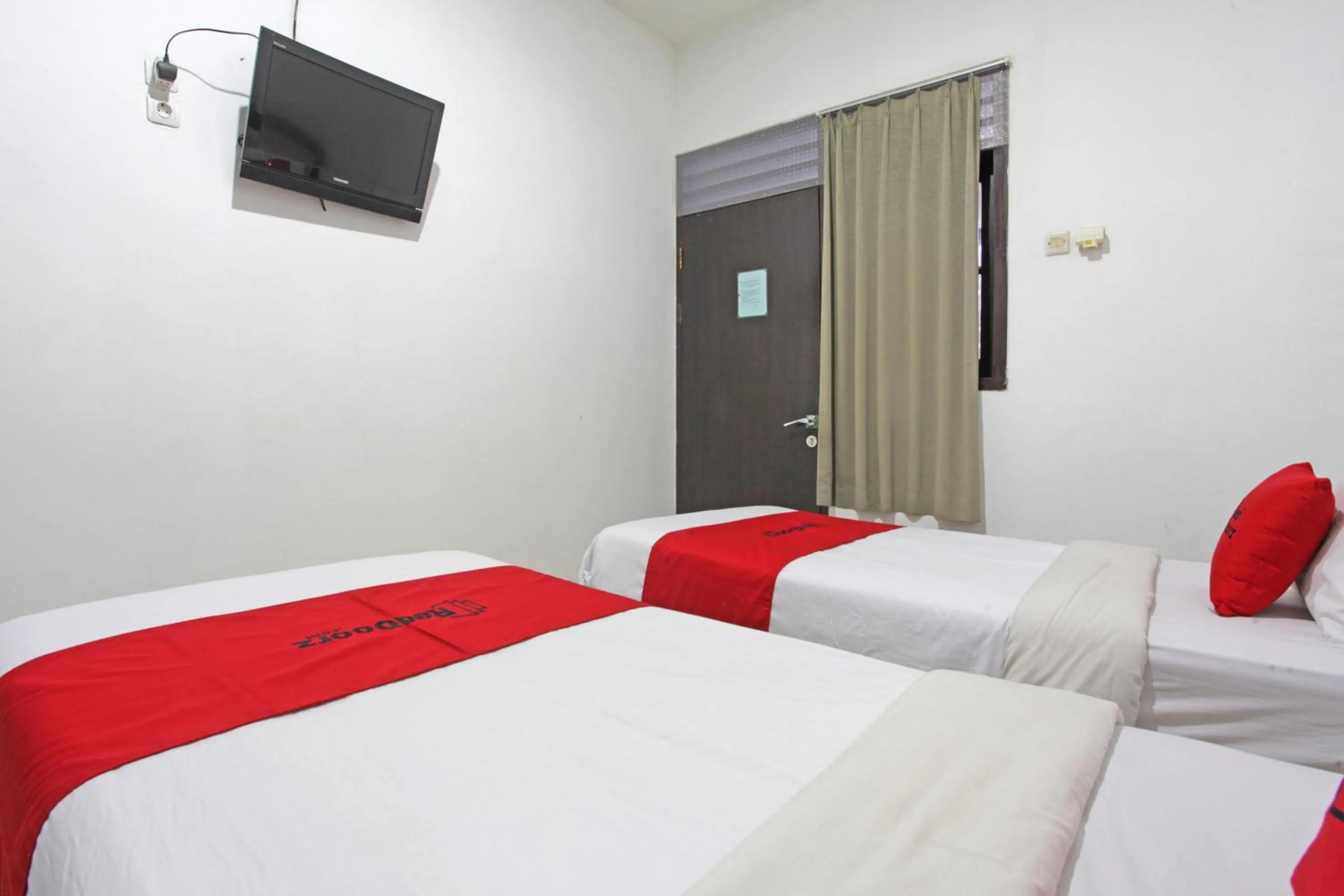 Bedroom, Bed in RedDoorz @ Soekarno Hatta 2