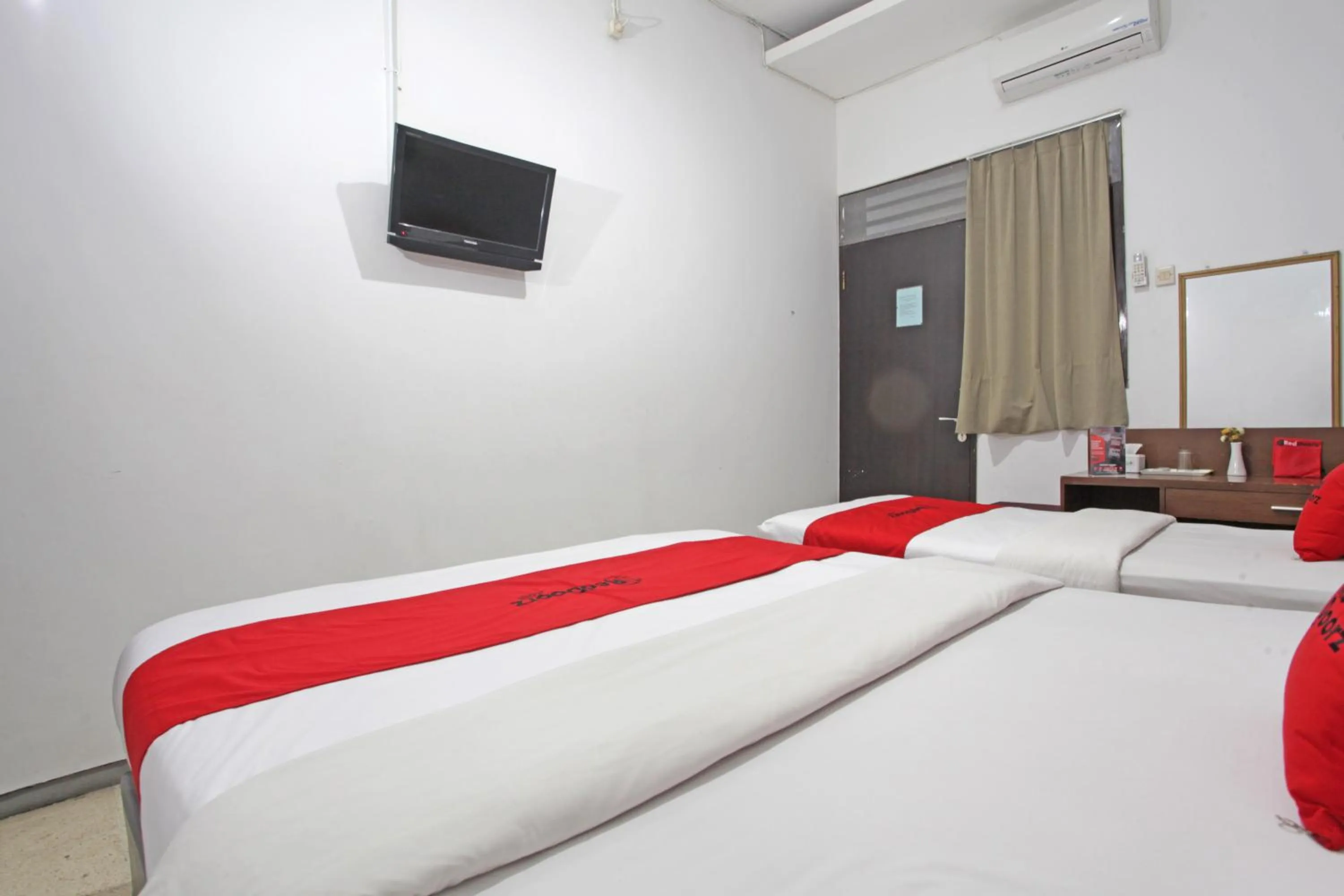 Bedroom, Bed in RedDoorz @ Soekarno Hatta 2