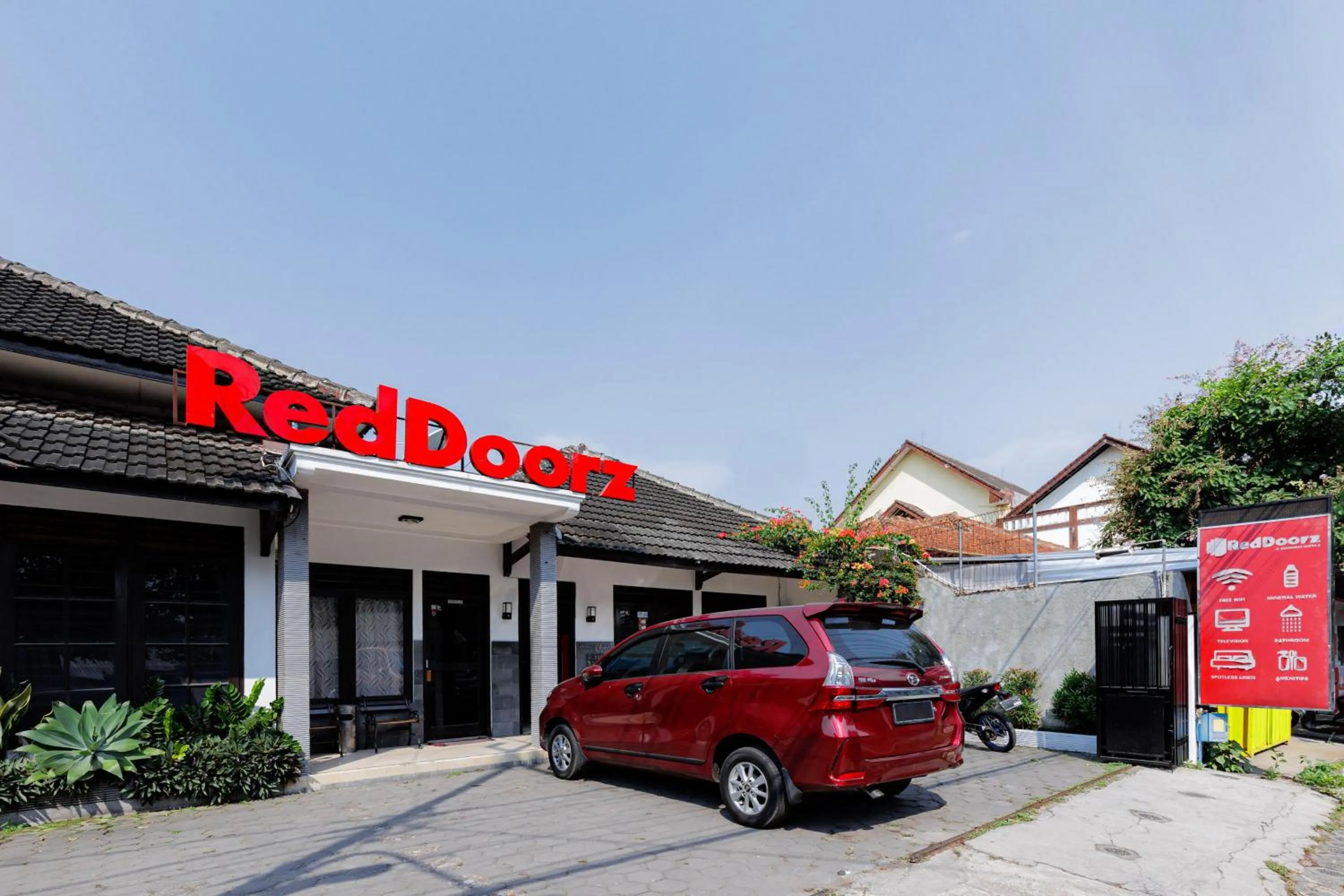 Facade/entrance in RedDoorz @ Soekarno Hatta 2