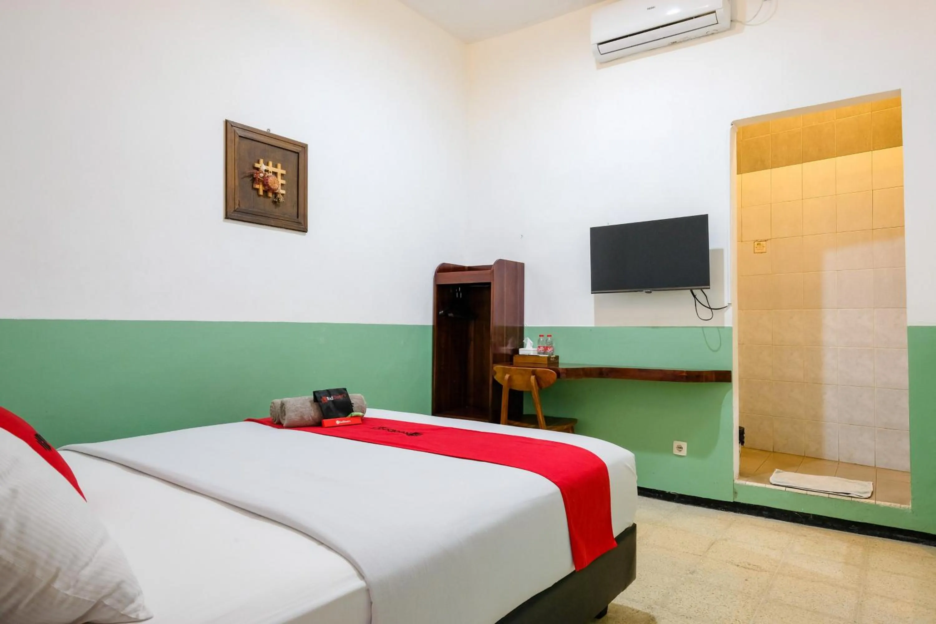 Bedroom, Bed in RedDoorz @ Soekarno Hatta 2