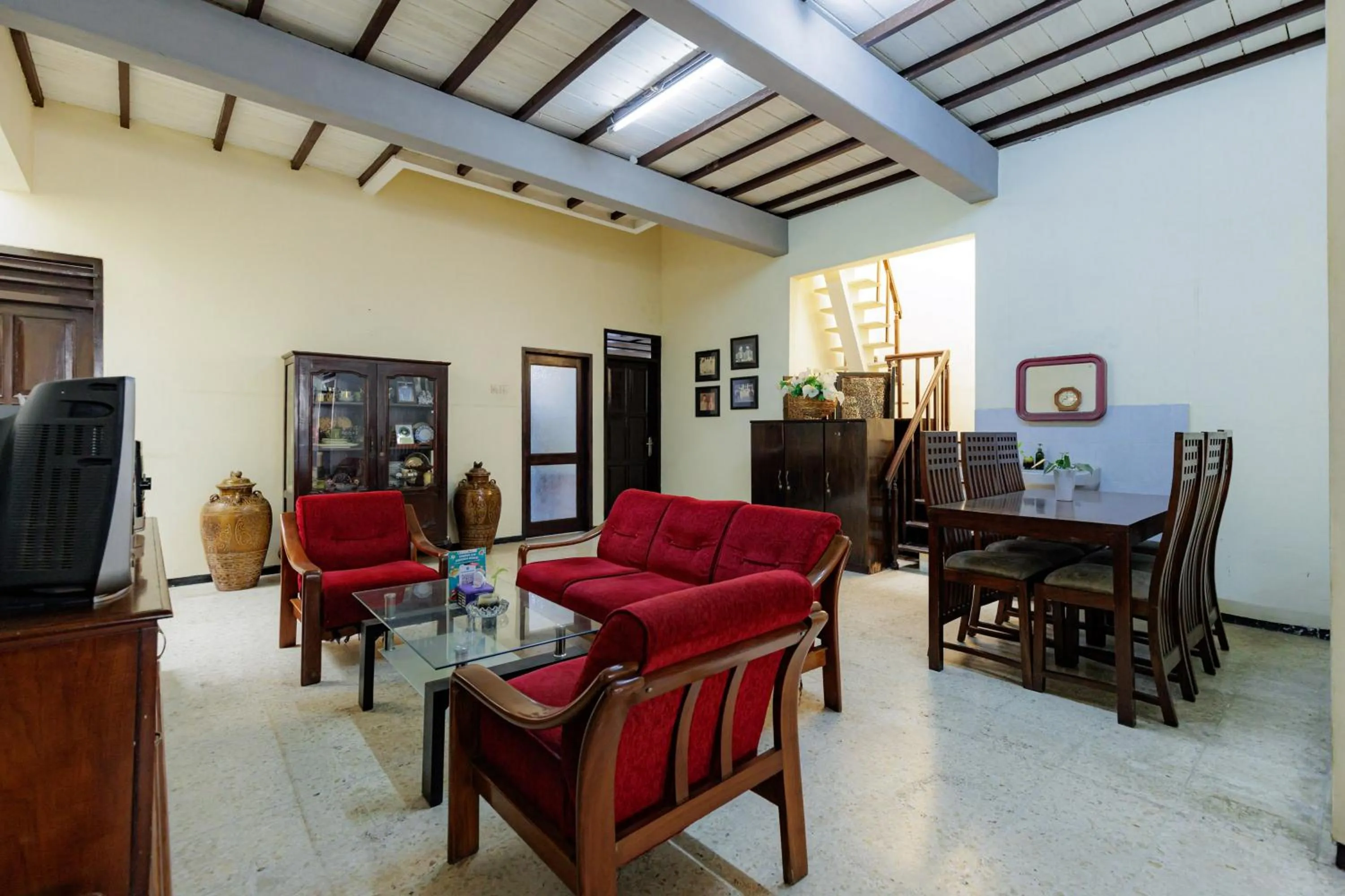 Seating area in RedDoorz @ Soekarno Hatta 2