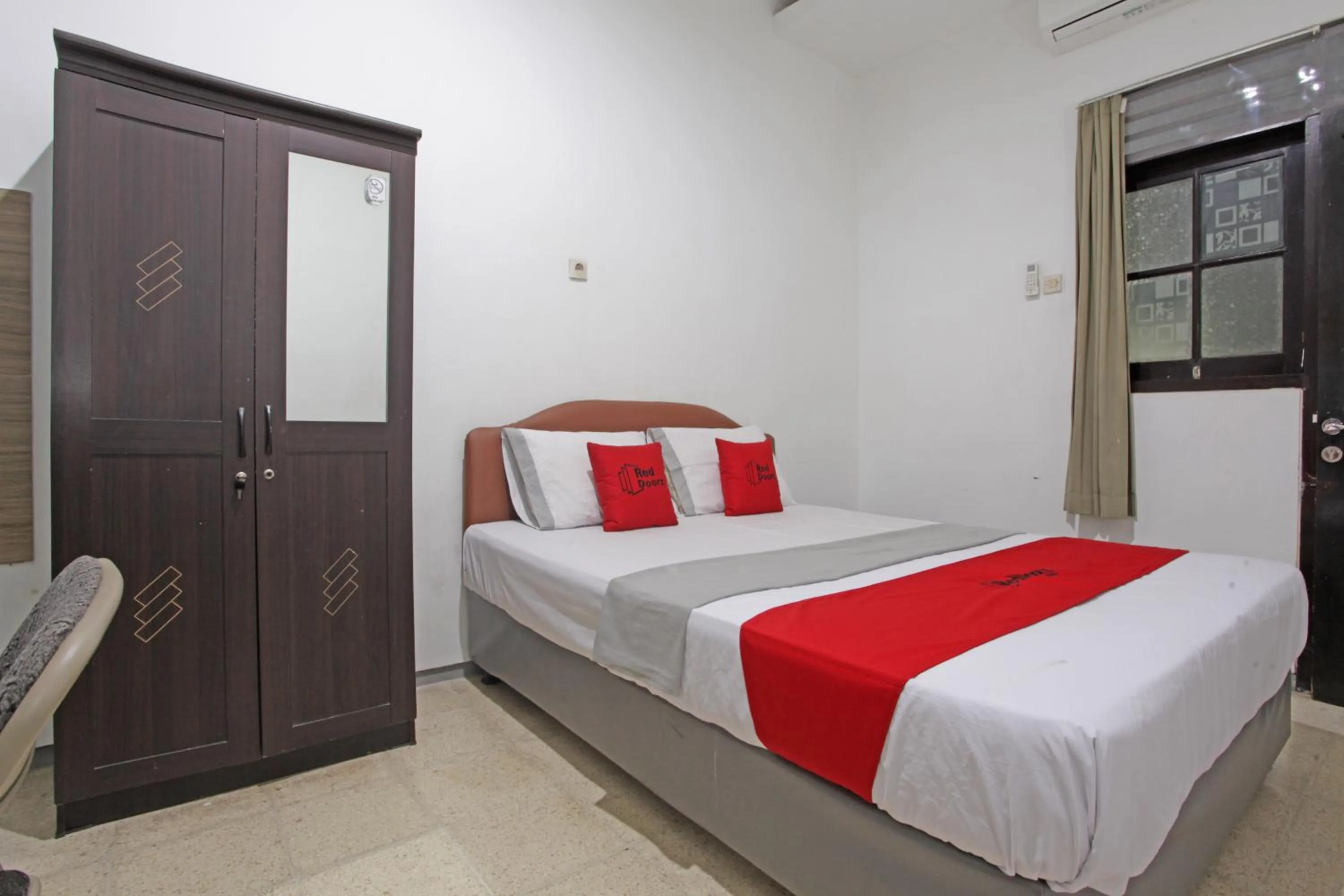 Bedroom, Bed in RedDoorz @ Soekarno Hatta 2