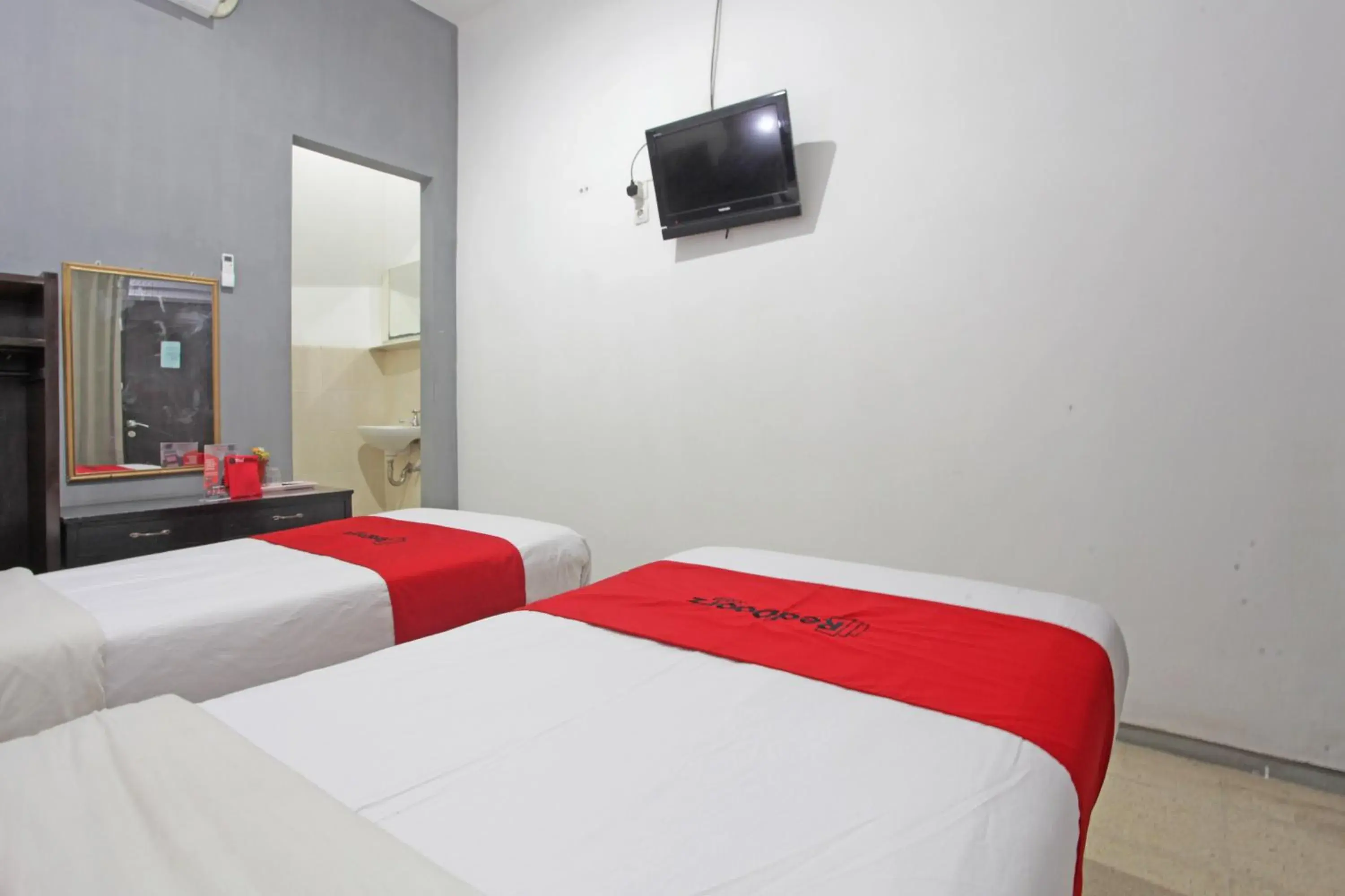 Bedroom, Bed in RedDoorz @ Soekarno Hatta 2 Bedroom, Bed in RedDoorz @ Soekarno Hatta 2