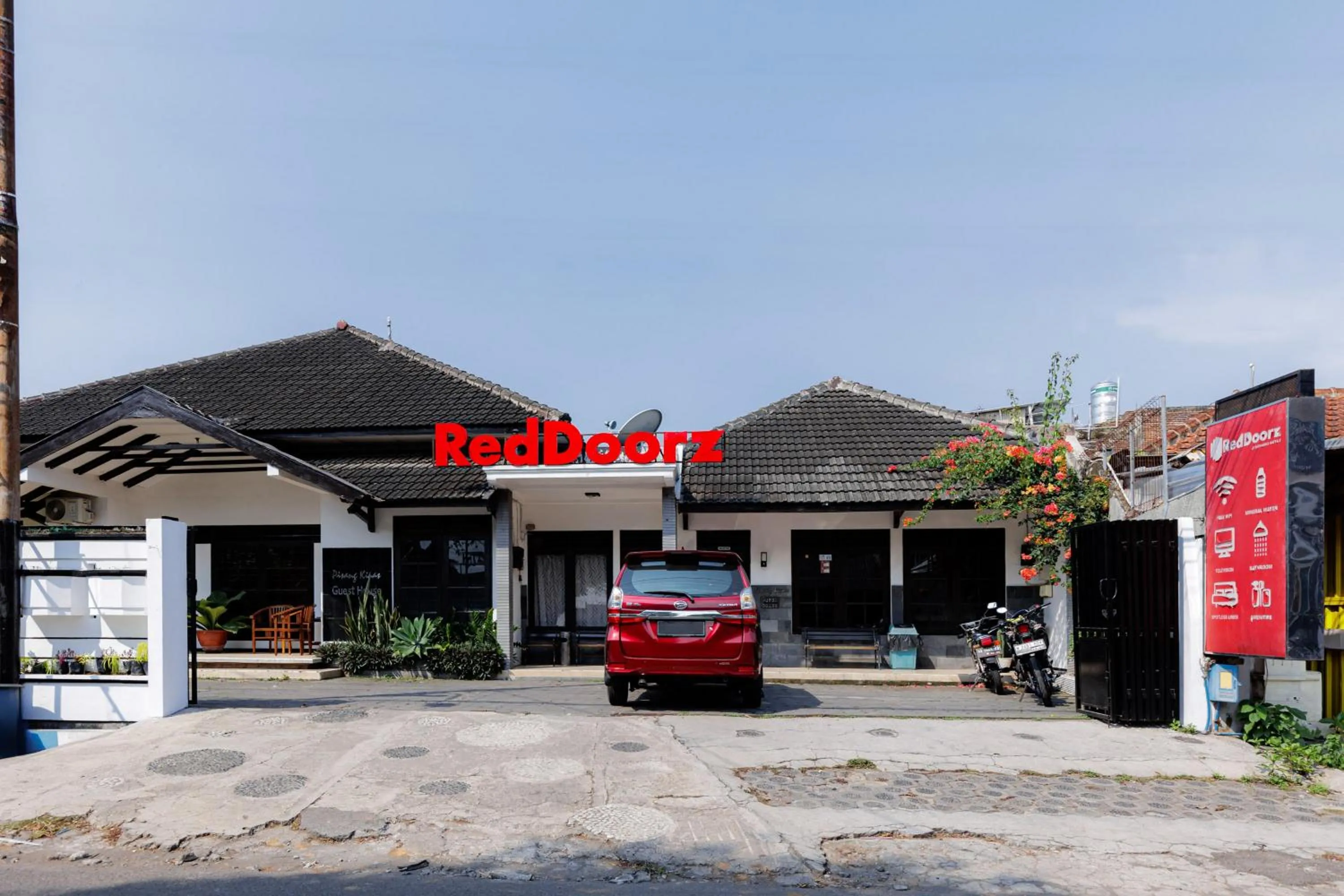 Facade/entrance in RedDoorz @ Soekarno Hatta 2