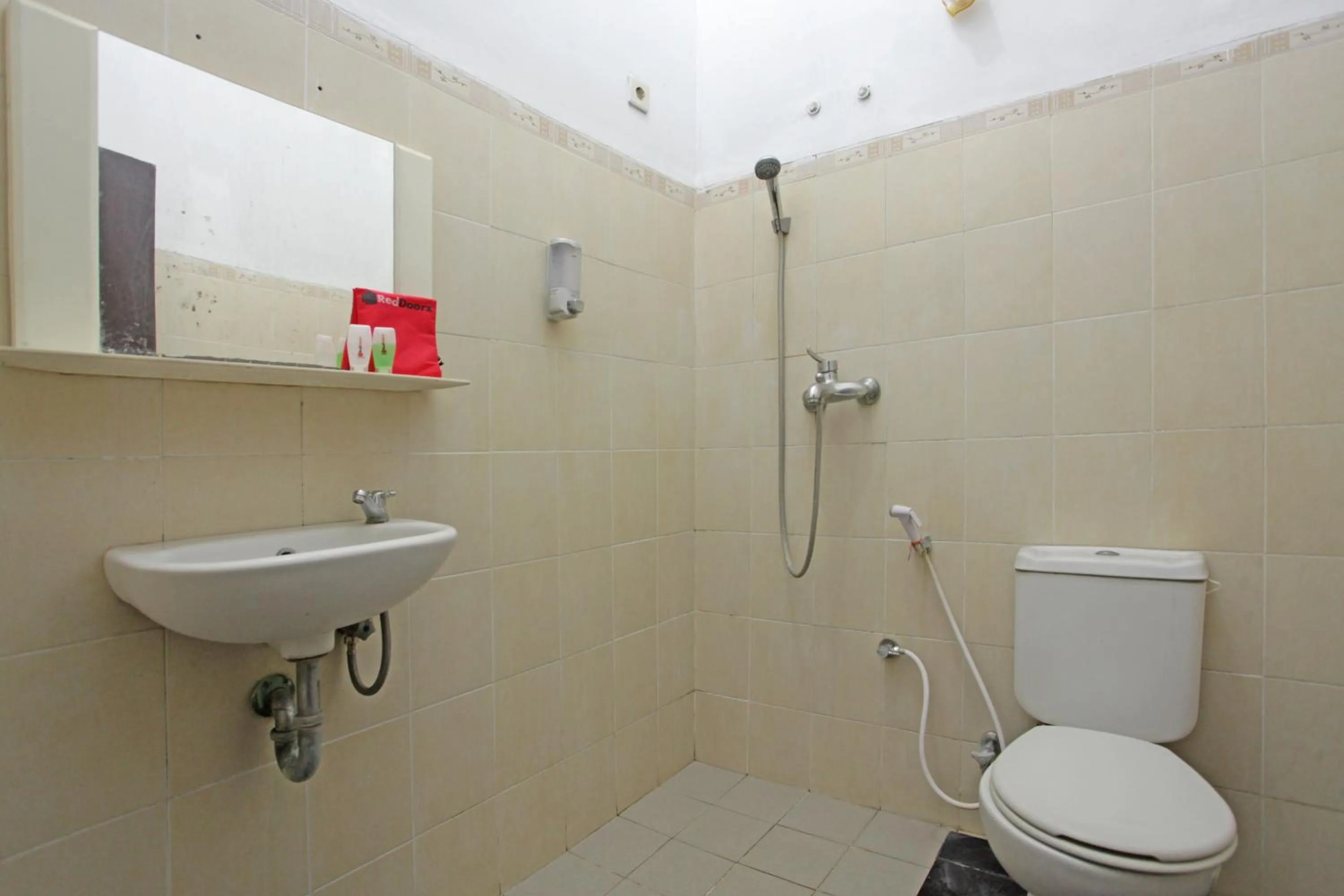 Bathroom in RedDoorz @ Soekarno Hatta 2