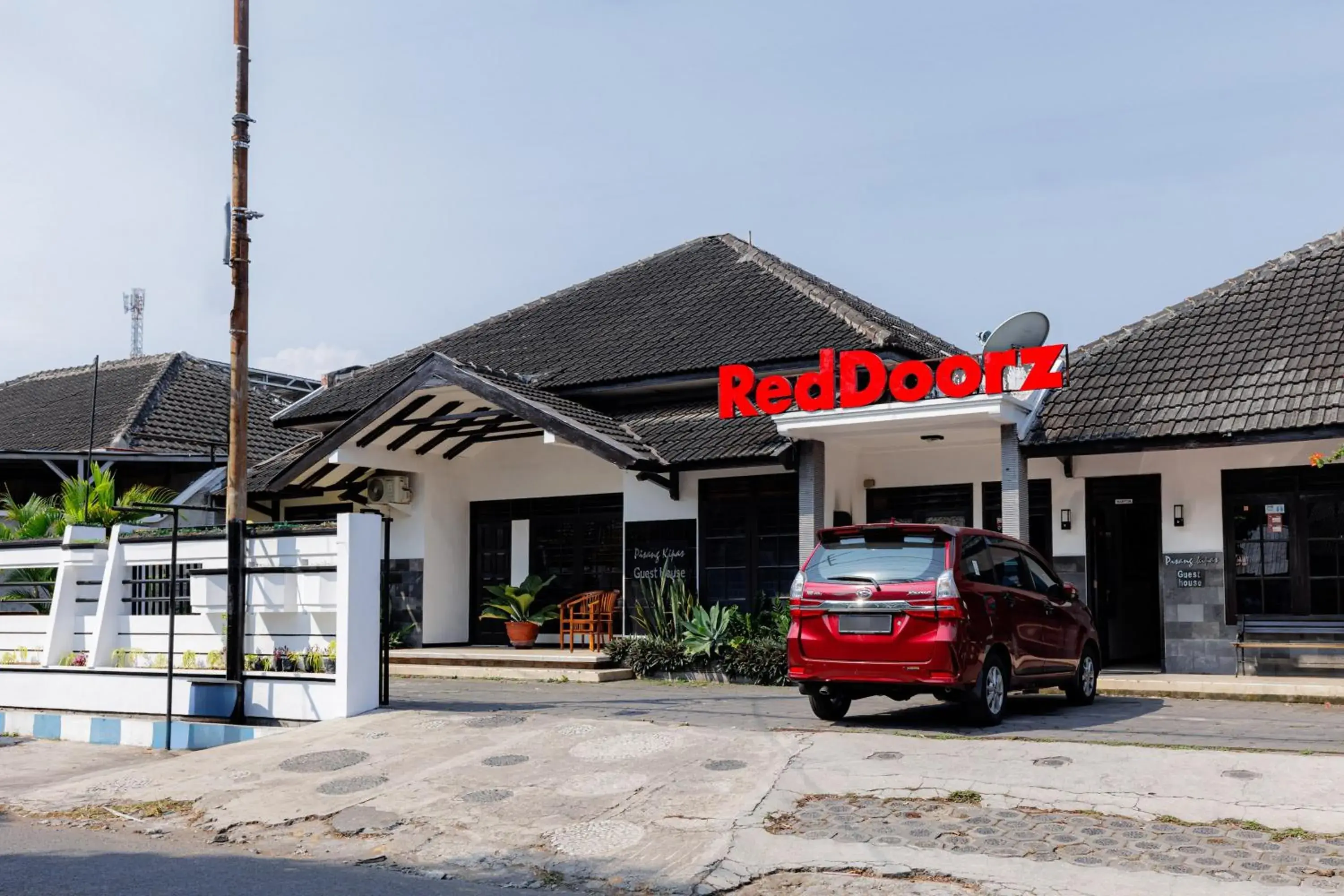 Facade/entrance in RedDoorz @ Soekarno Hatta 2 Facade/entrance in RedDoorz @ Soekarno Hatta 2