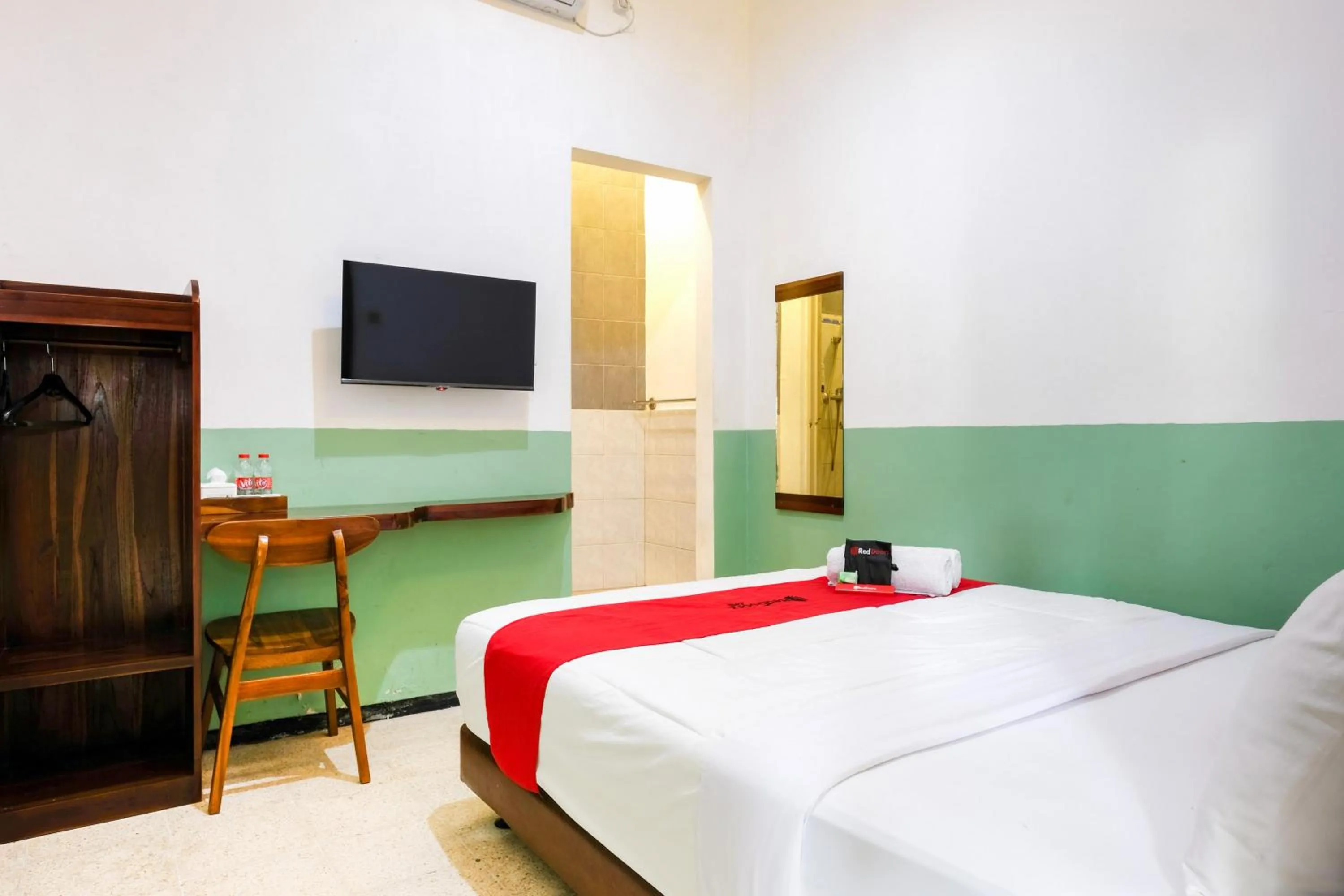 Bedroom, Bed in RedDoorz @ Soekarno Hatta 2