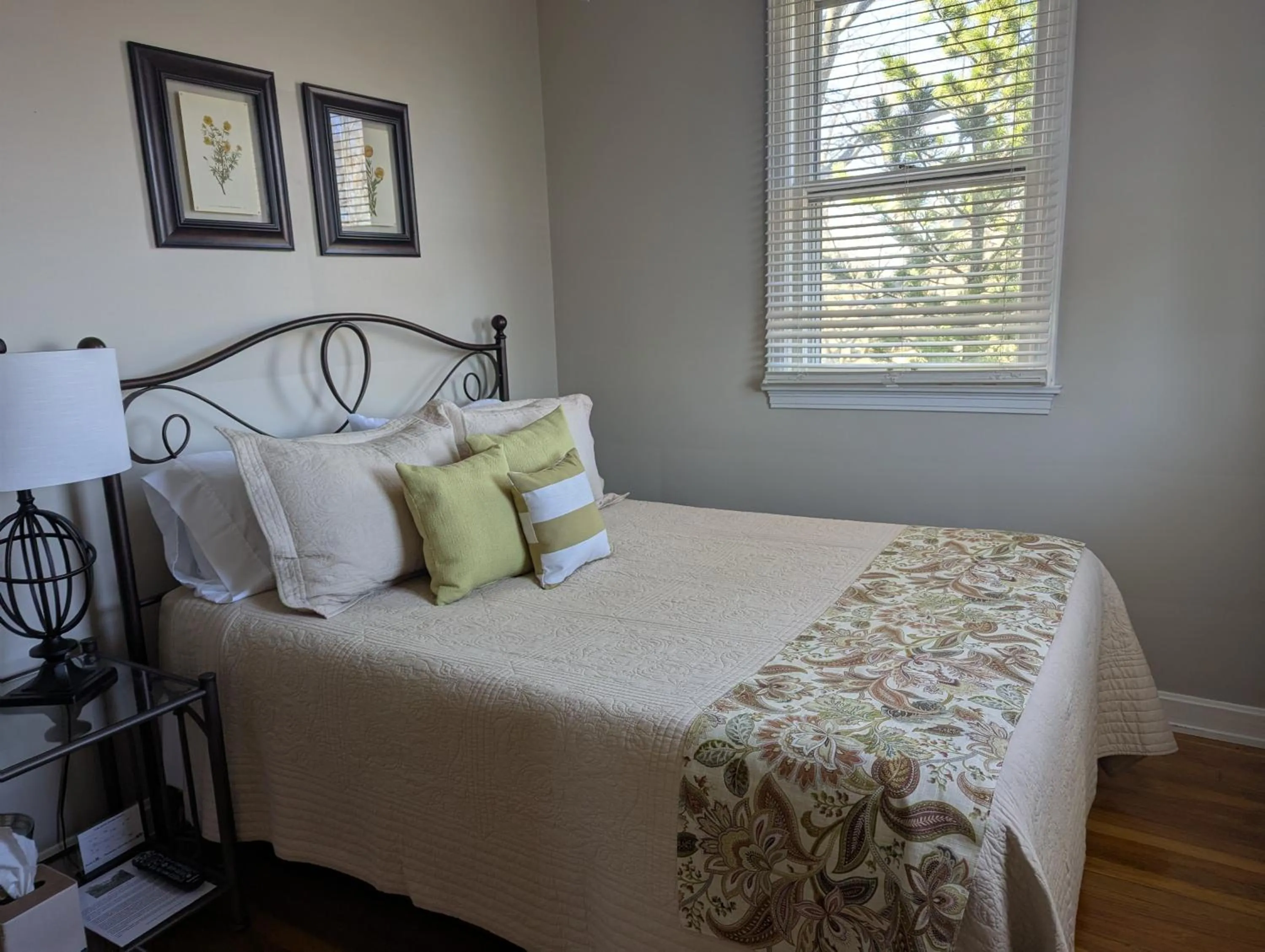 Bed in Farrell House Lodge at Sunnybrook Trout Club
