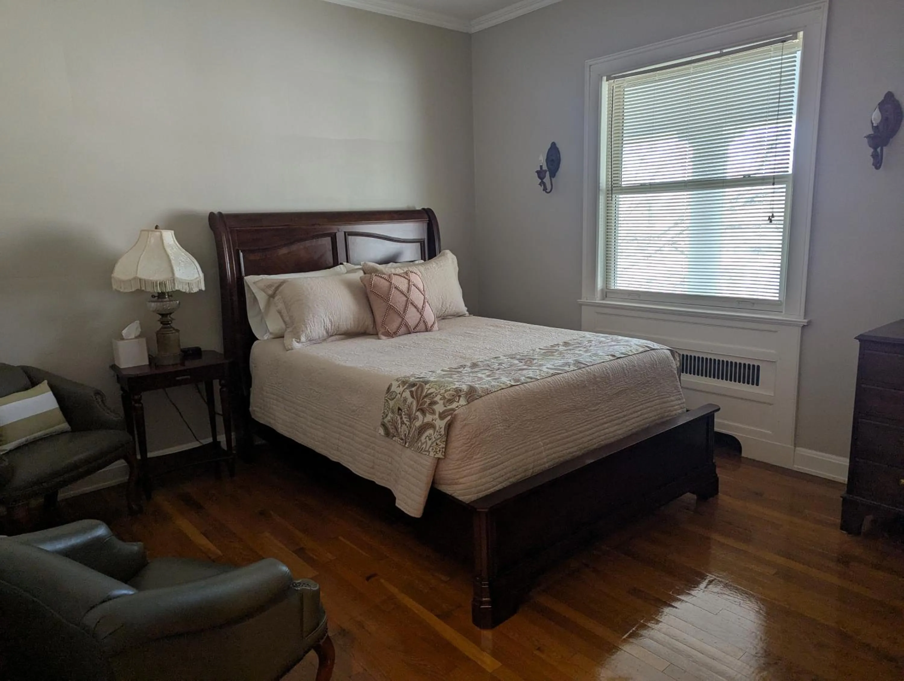 Bed in Farrell House Lodge at Sunnybrook Trout Club