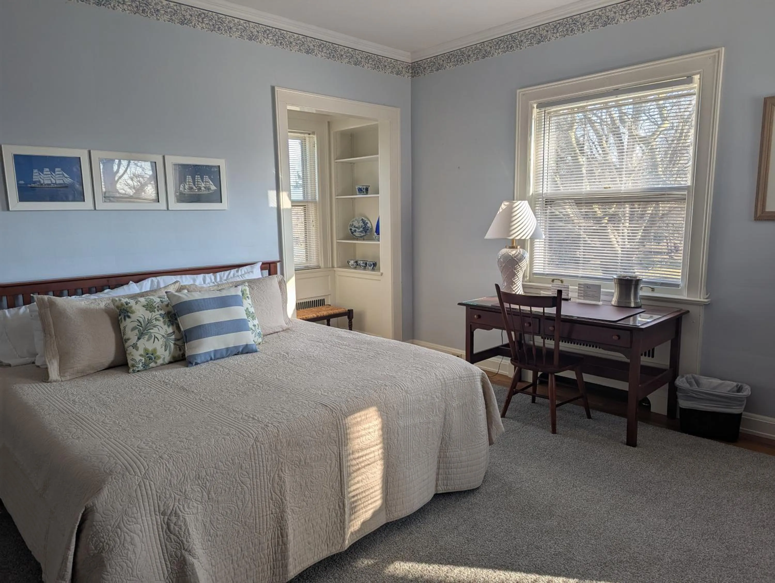 Bed in Farrell House Lodge at Sunnybrook Trout Club