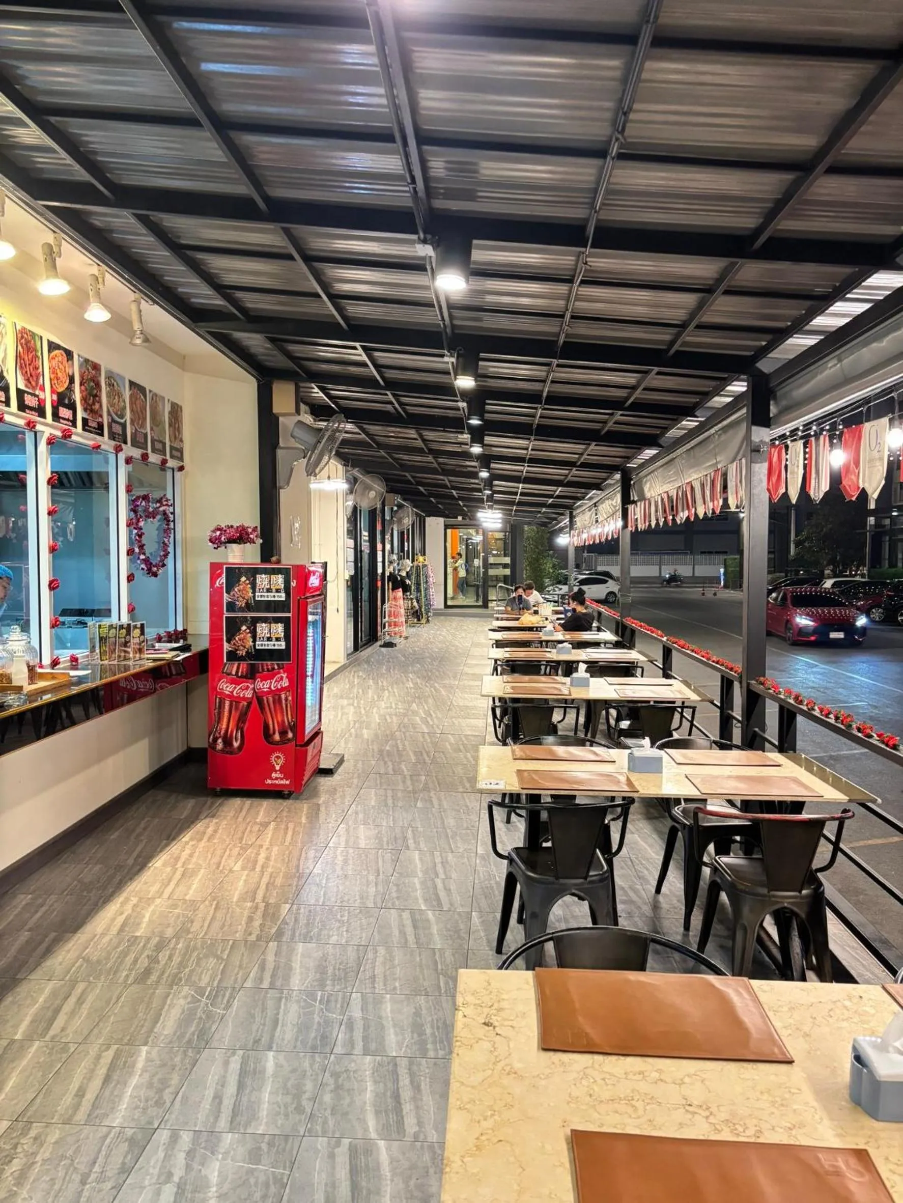 Restaurant/places to eat in O2 Luxury Hotel