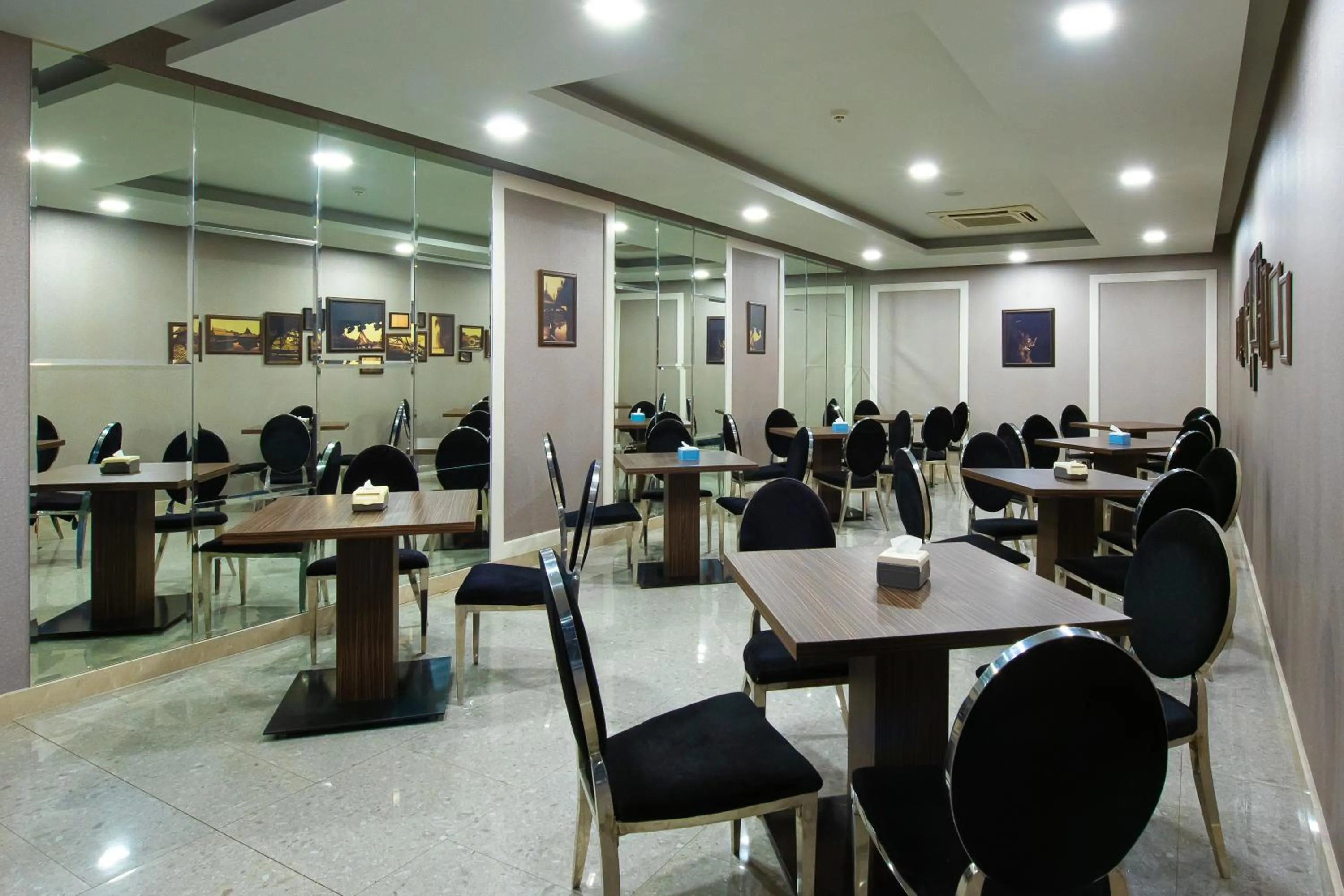 Restaurant/places to eat in O2 Luxury Hotel