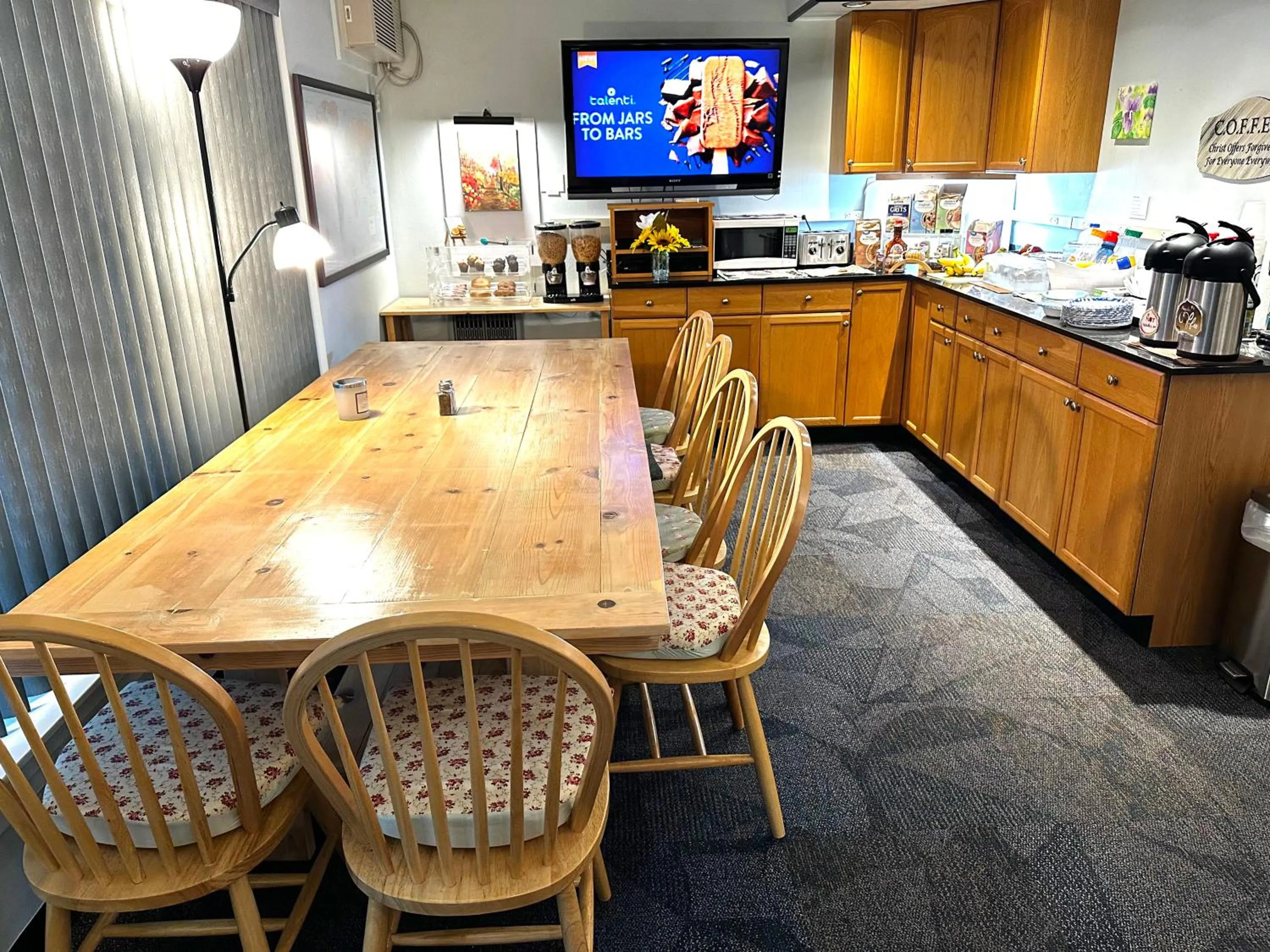 Continental breakfast in Murray Inn and Art Gallery