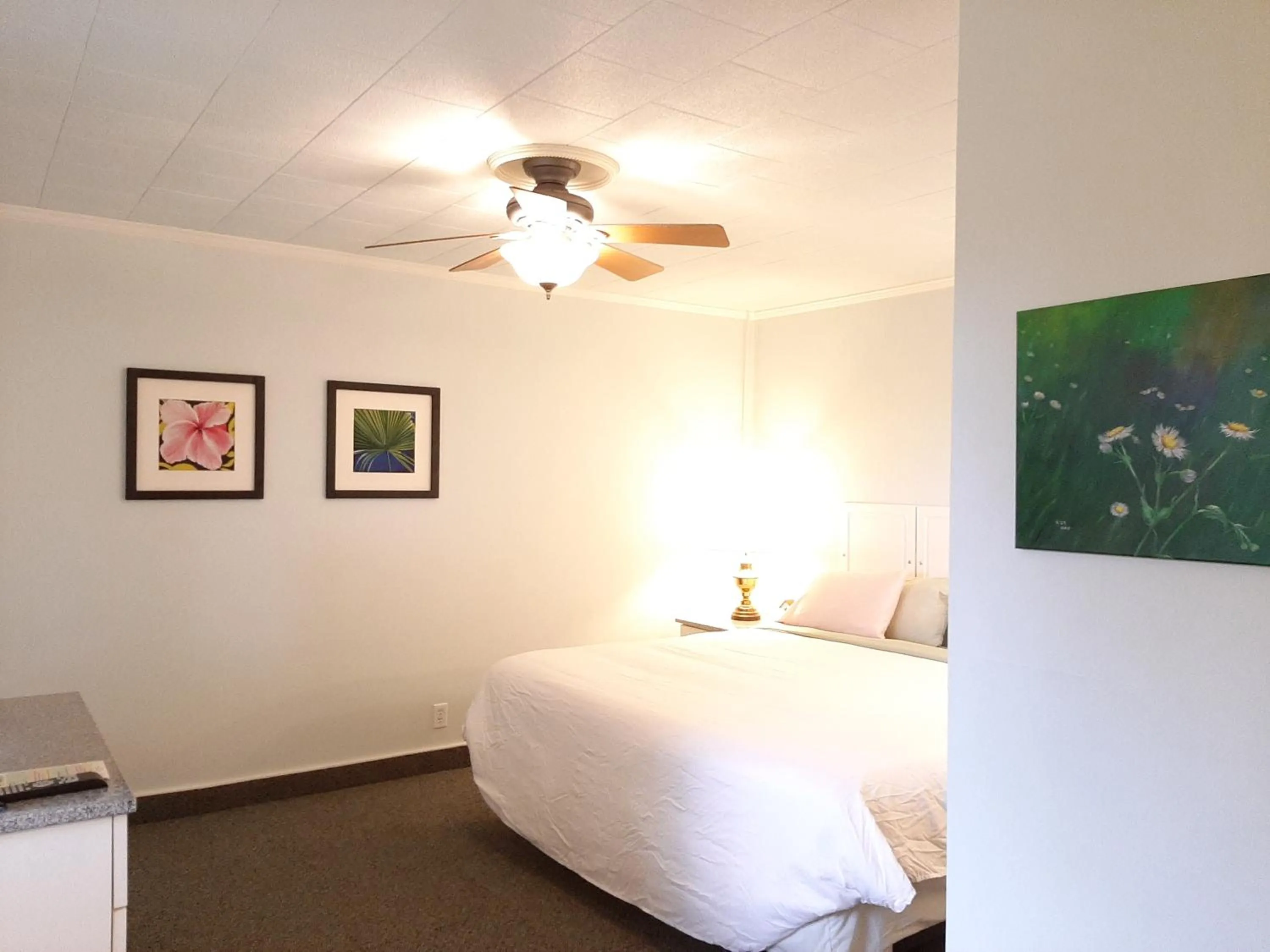 Photo of the whole room, Bed in Murray Inn and Art Gallery