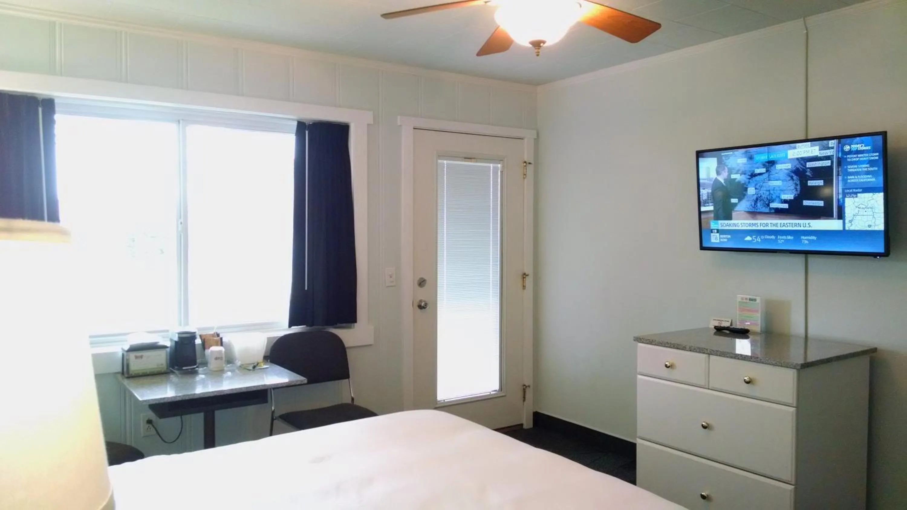 Bedroom, Bed in Murray Inn and Art Gallery