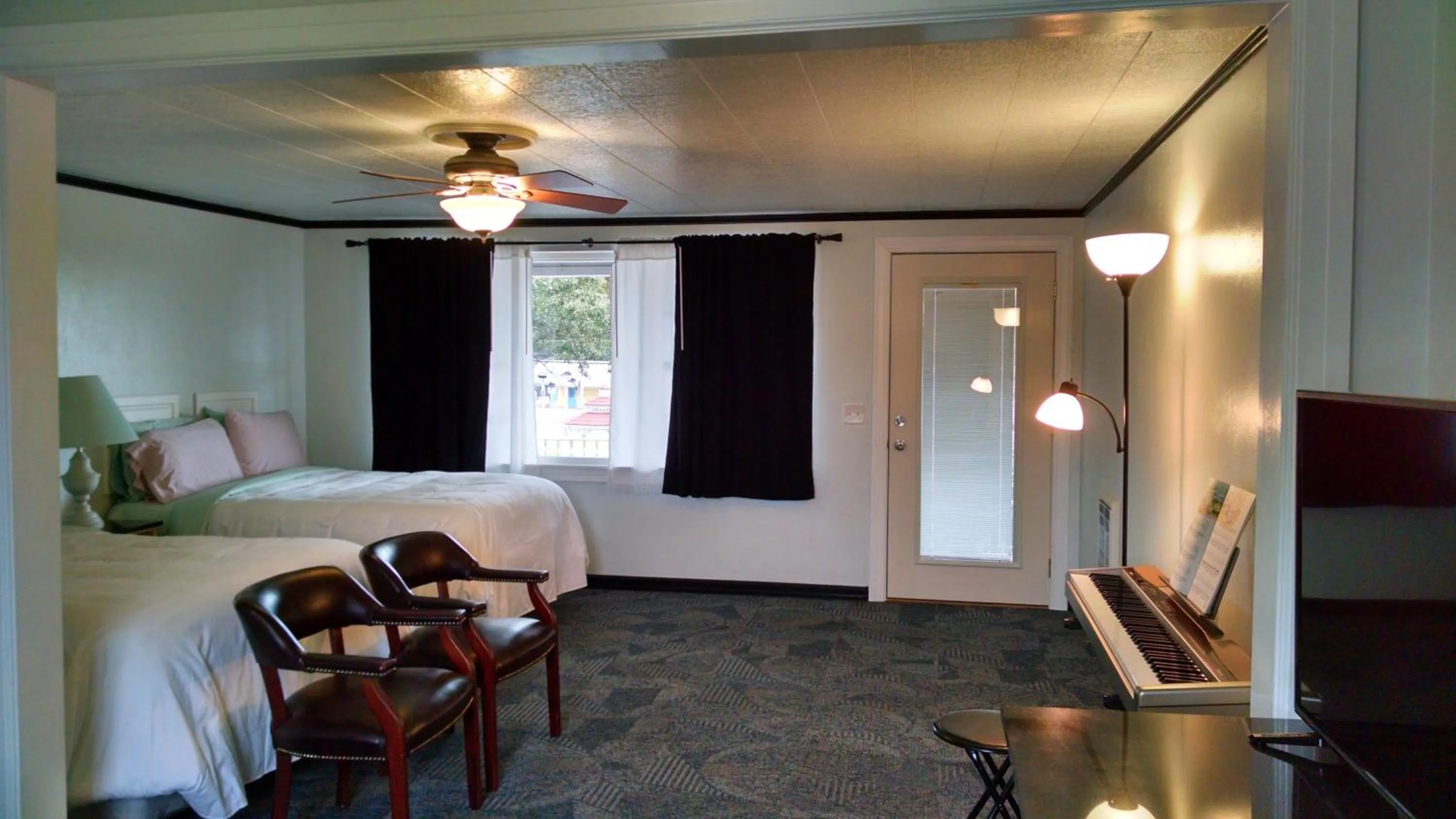 Photo of the whole room, Bed in Murray Inn and Art Gallery