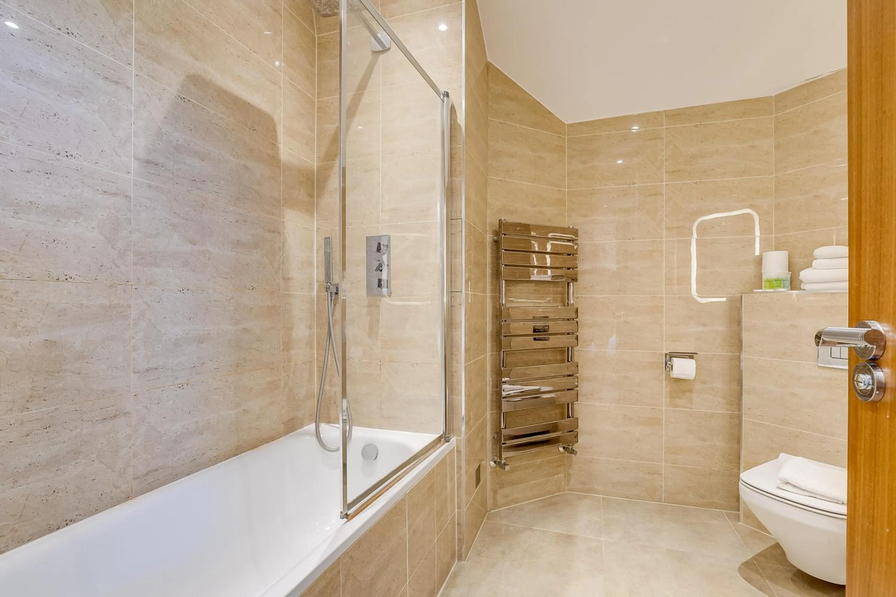 Bath in London Star Hotel