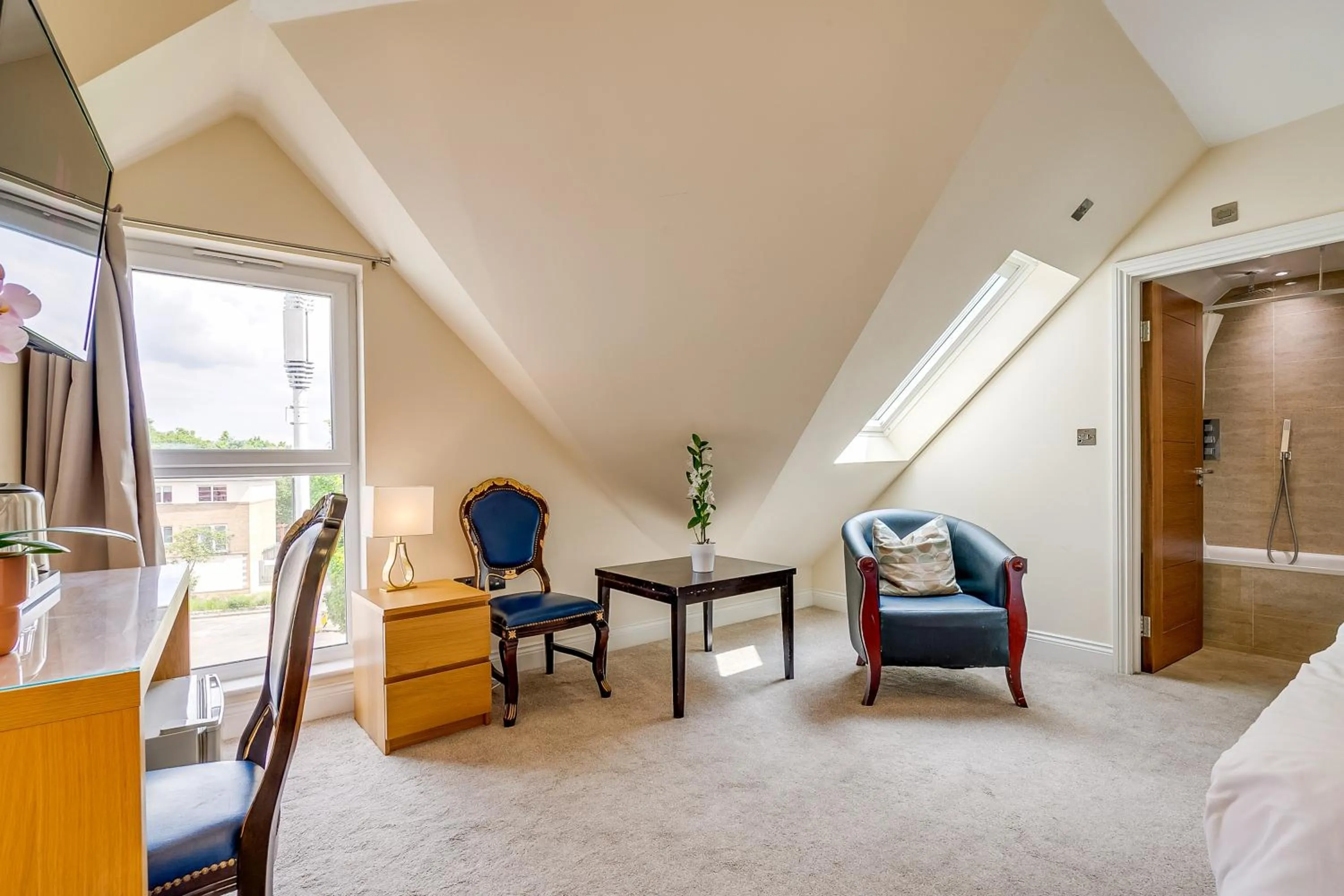 Seating area, Bed in London Star Hotel