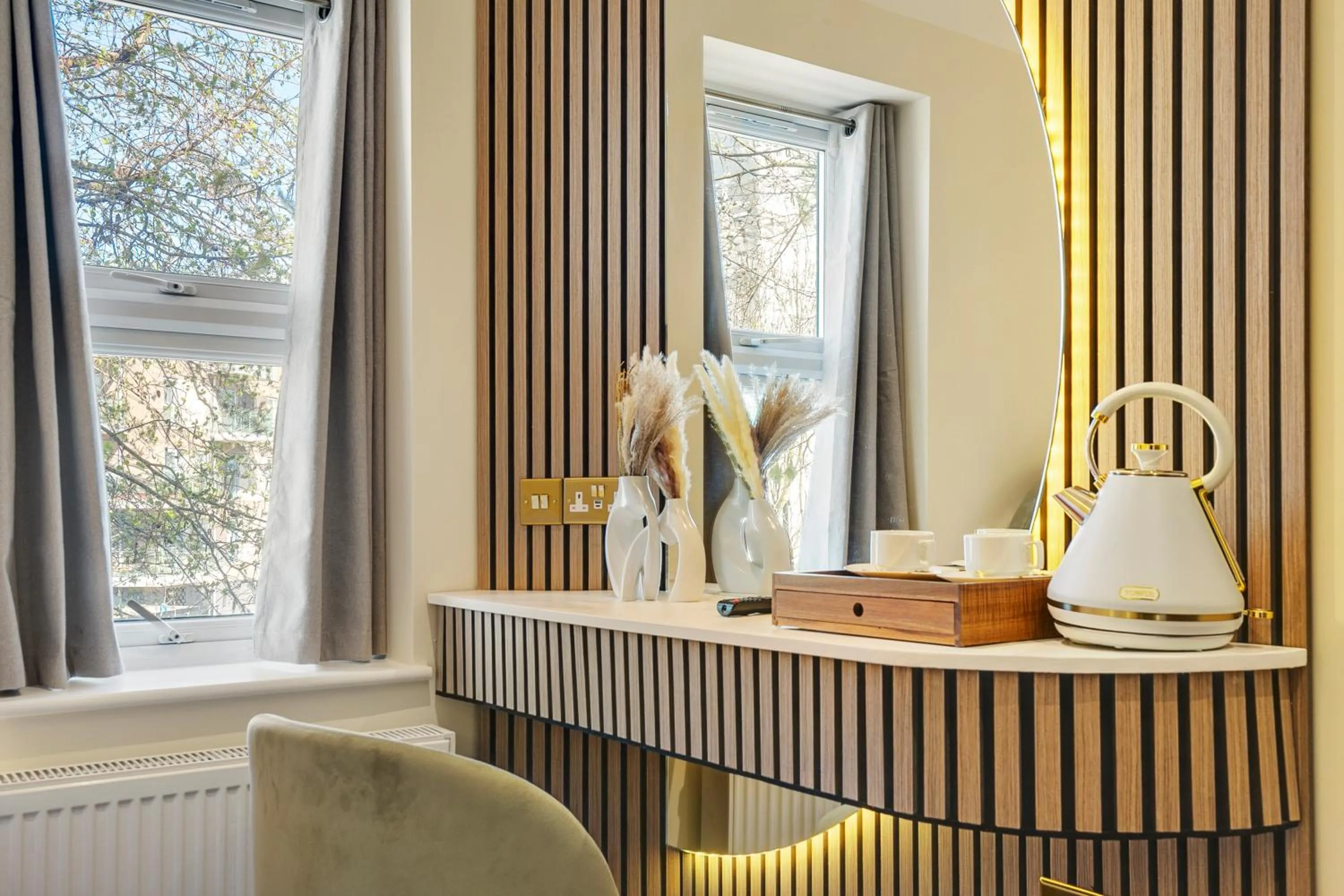 Kitchen or kitchenette in London Star Hotel