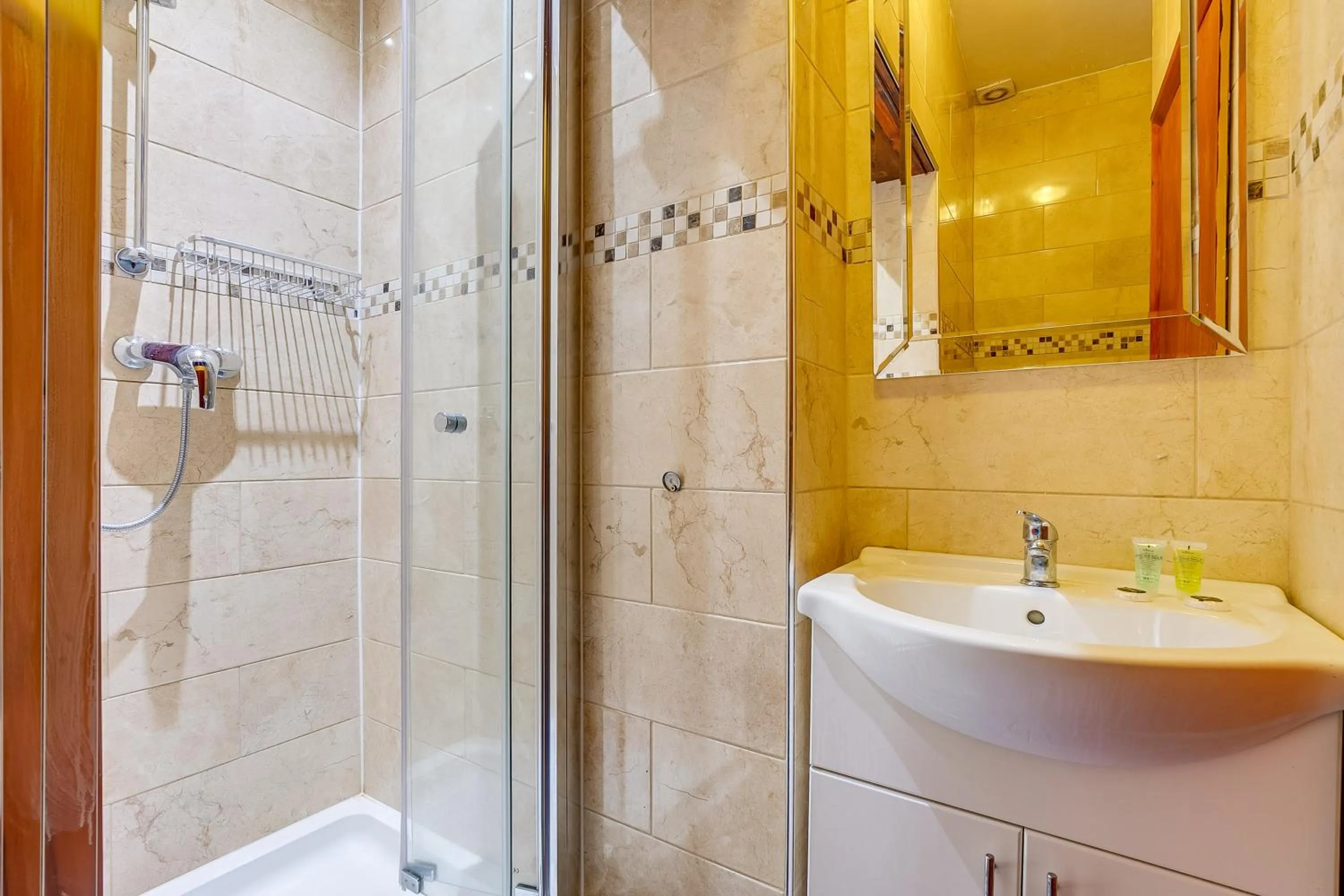 Shower in London Star Hotel