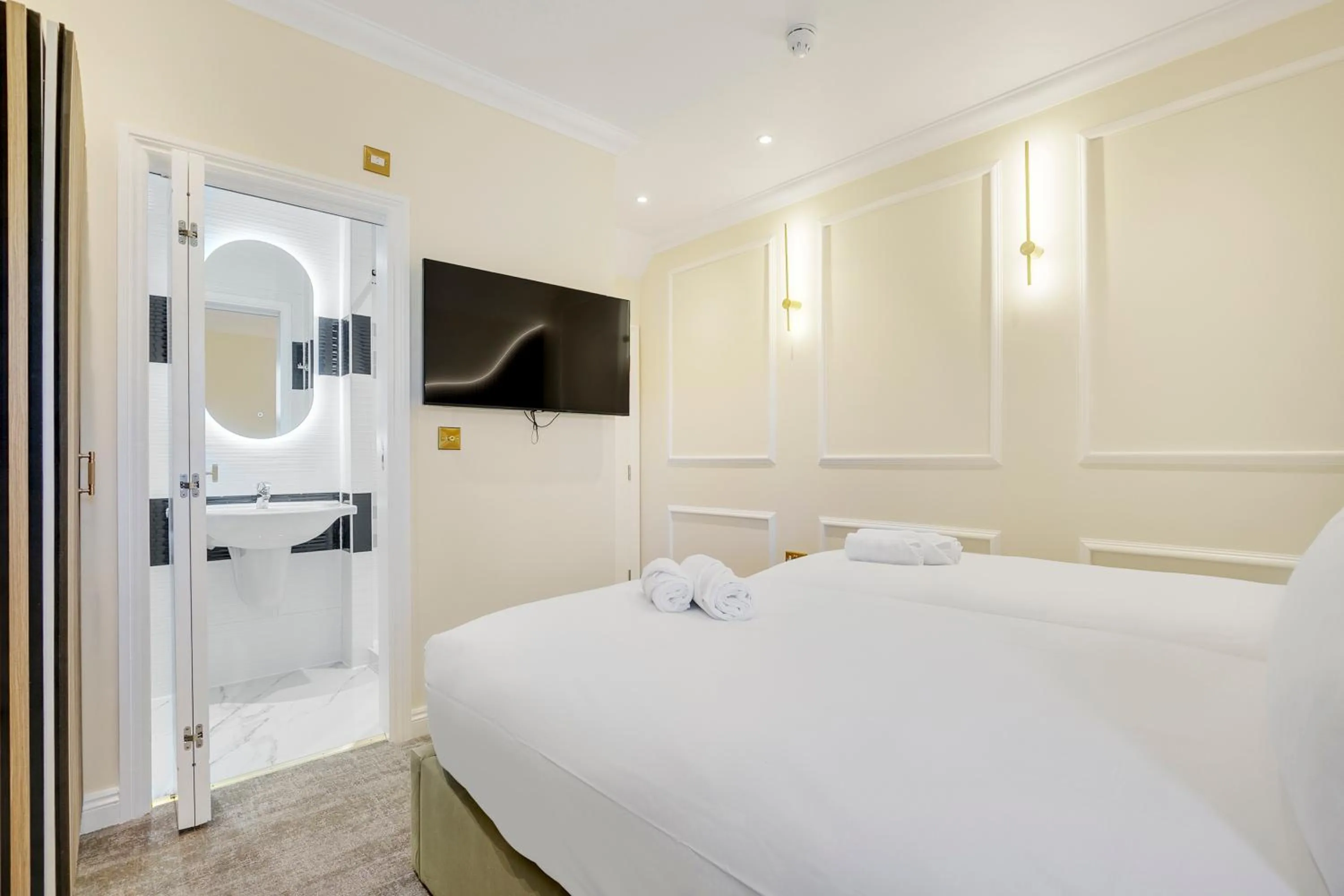 TV and multimedia, Bed in London Star Hotel