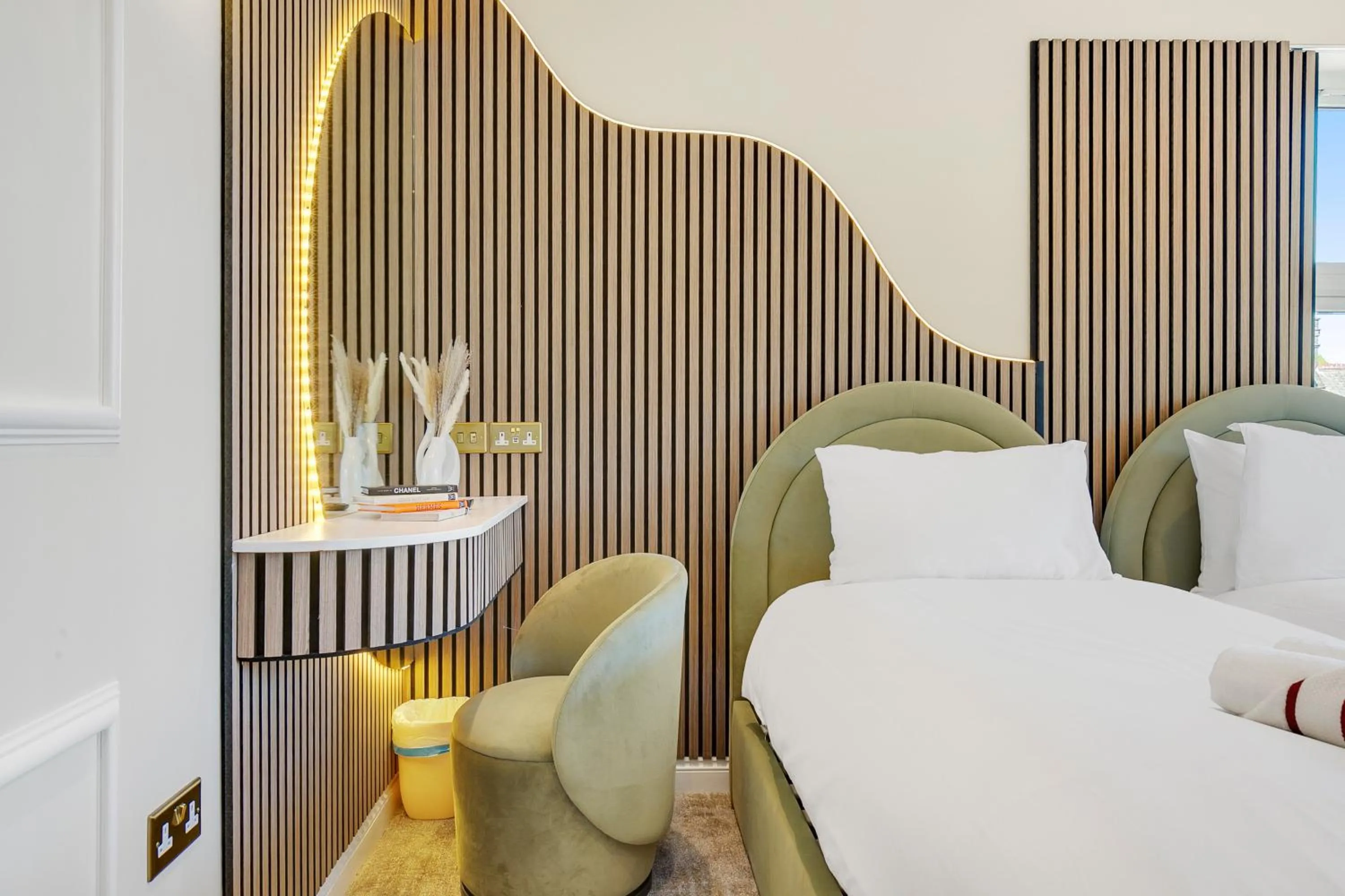 Photo of the whole room, Bed in London Star Hotel