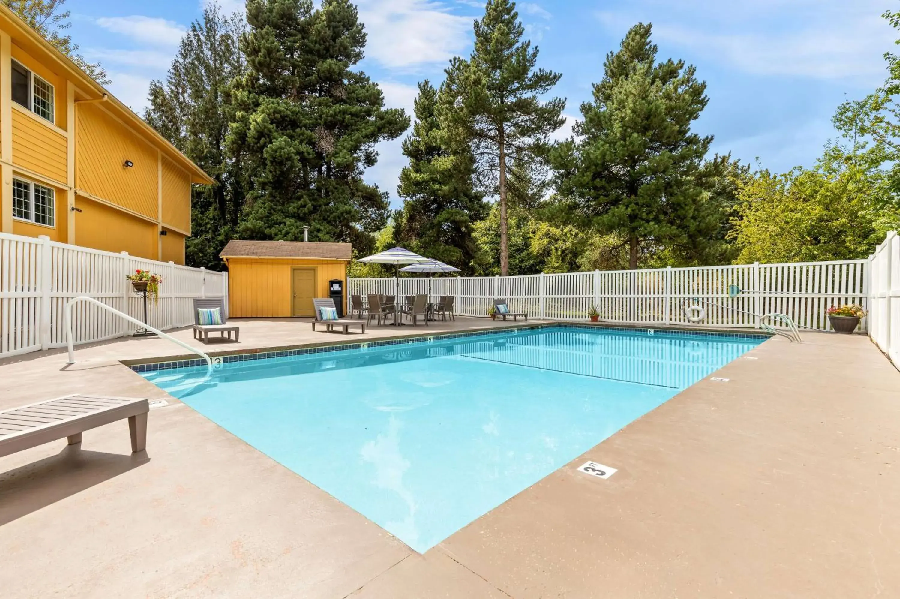 Pool view in Best Western Plus Parkway Inn Pool view in Best Western Plus Parkway Inn