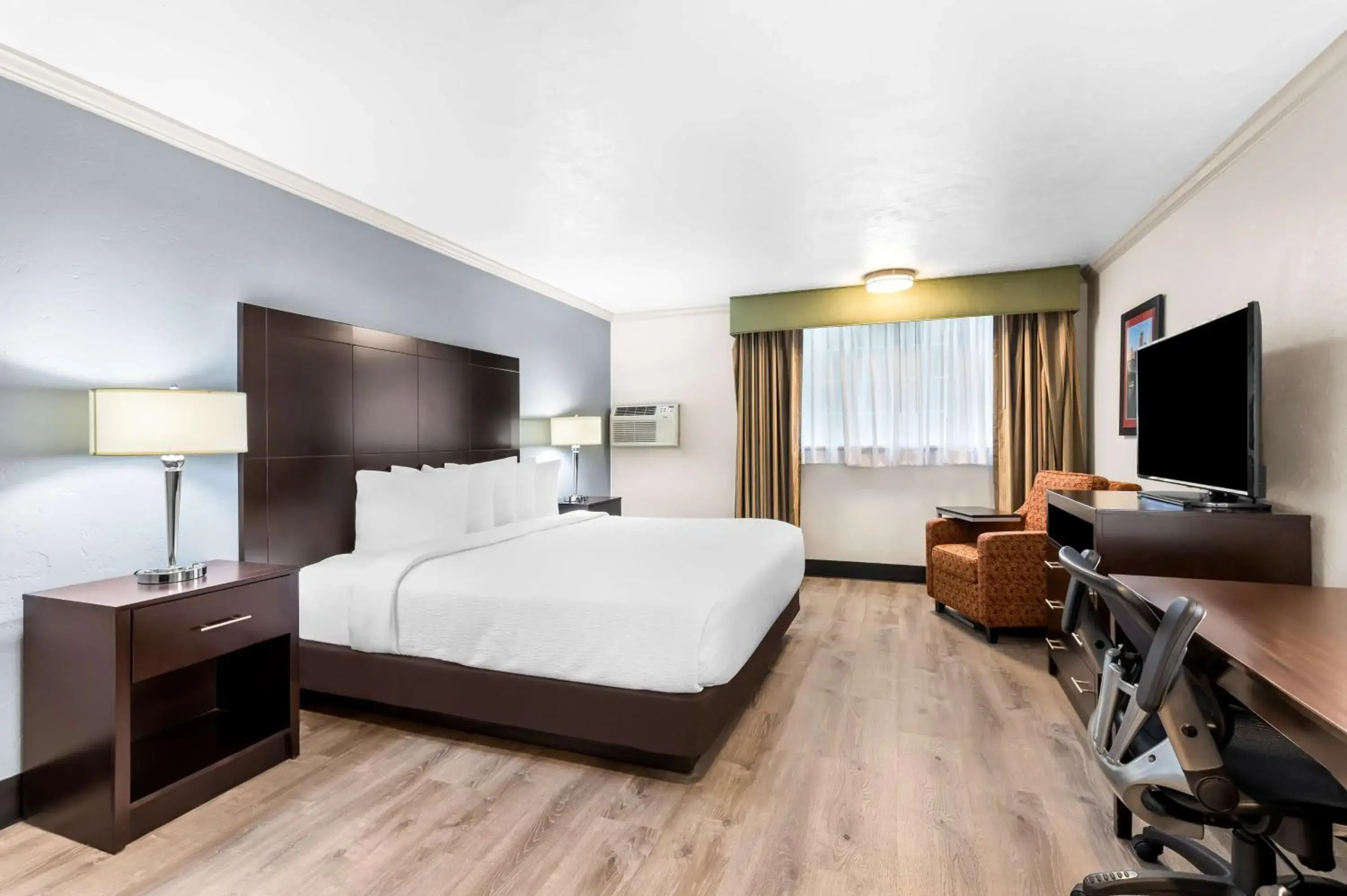 Bedroom, Bed in Best Western Plus Parkway Inn Bedroom, Bed in Best Western Plus Parkway Inn