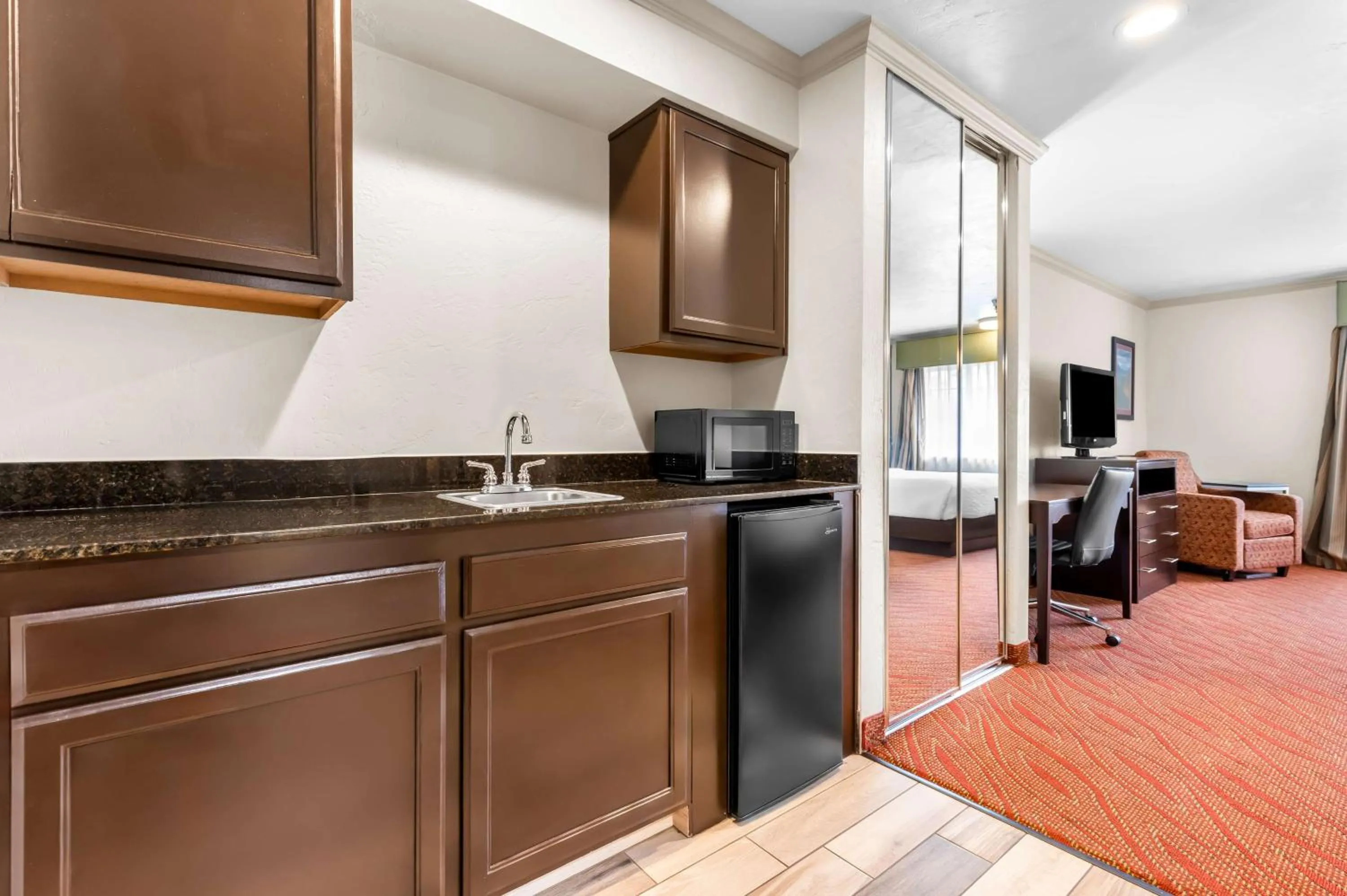 Bedroom in Best Western Plus Parkway Inn