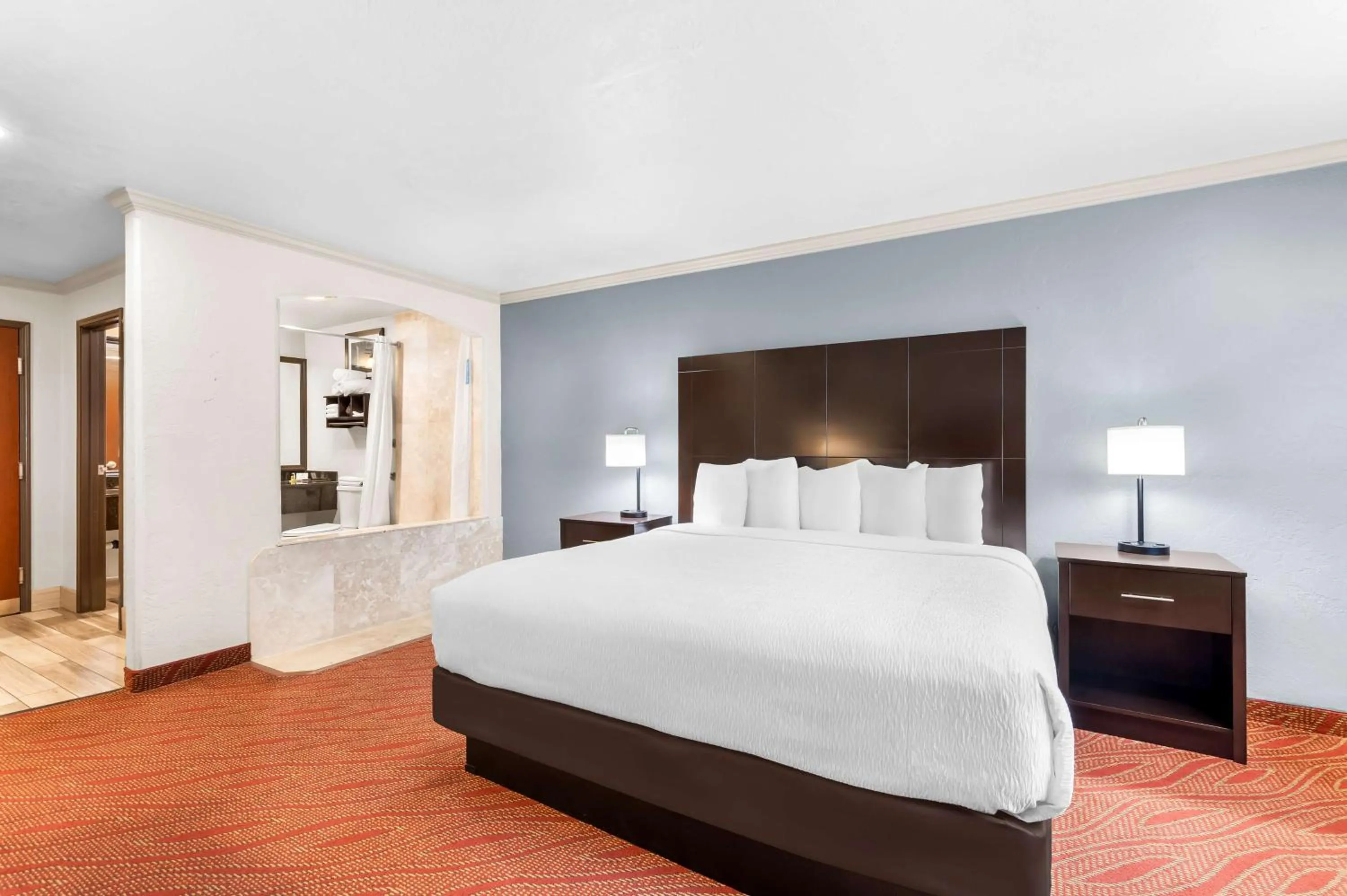 Bedroom, Bed in Best Western Plus Parkway Inn