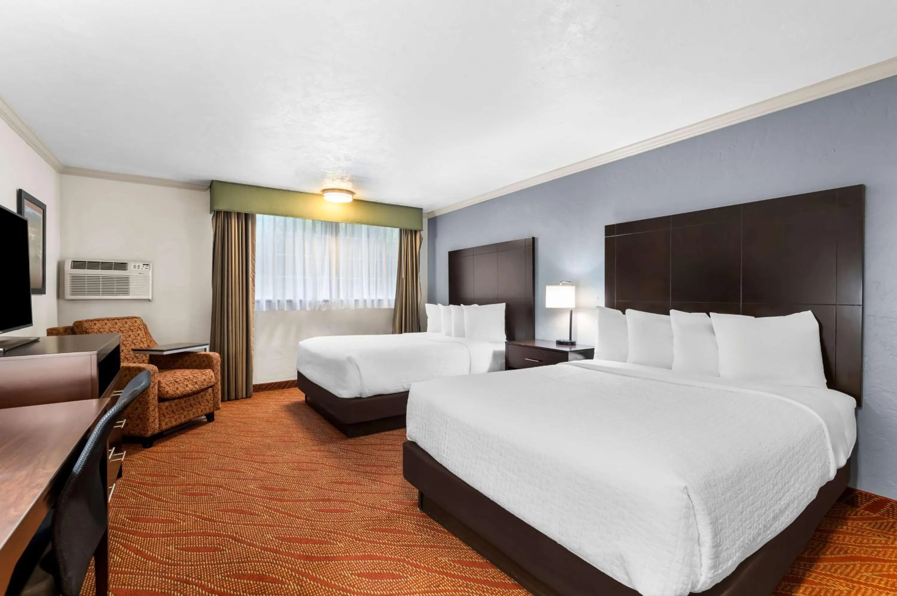 Bedroom, Bed in Best Western Plus Parkway Inn