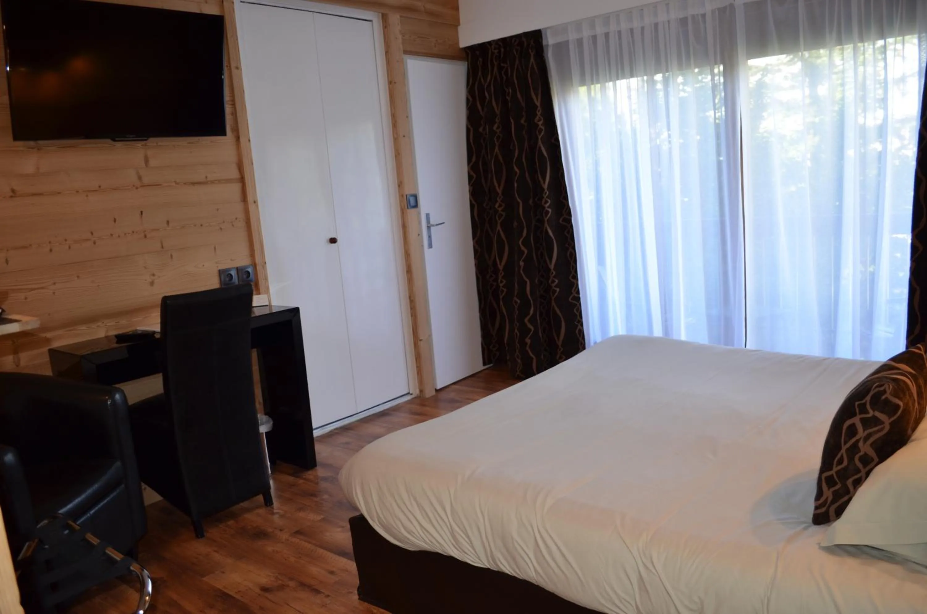 Photo of the whole room, Bed in Hôtel Edelweiss