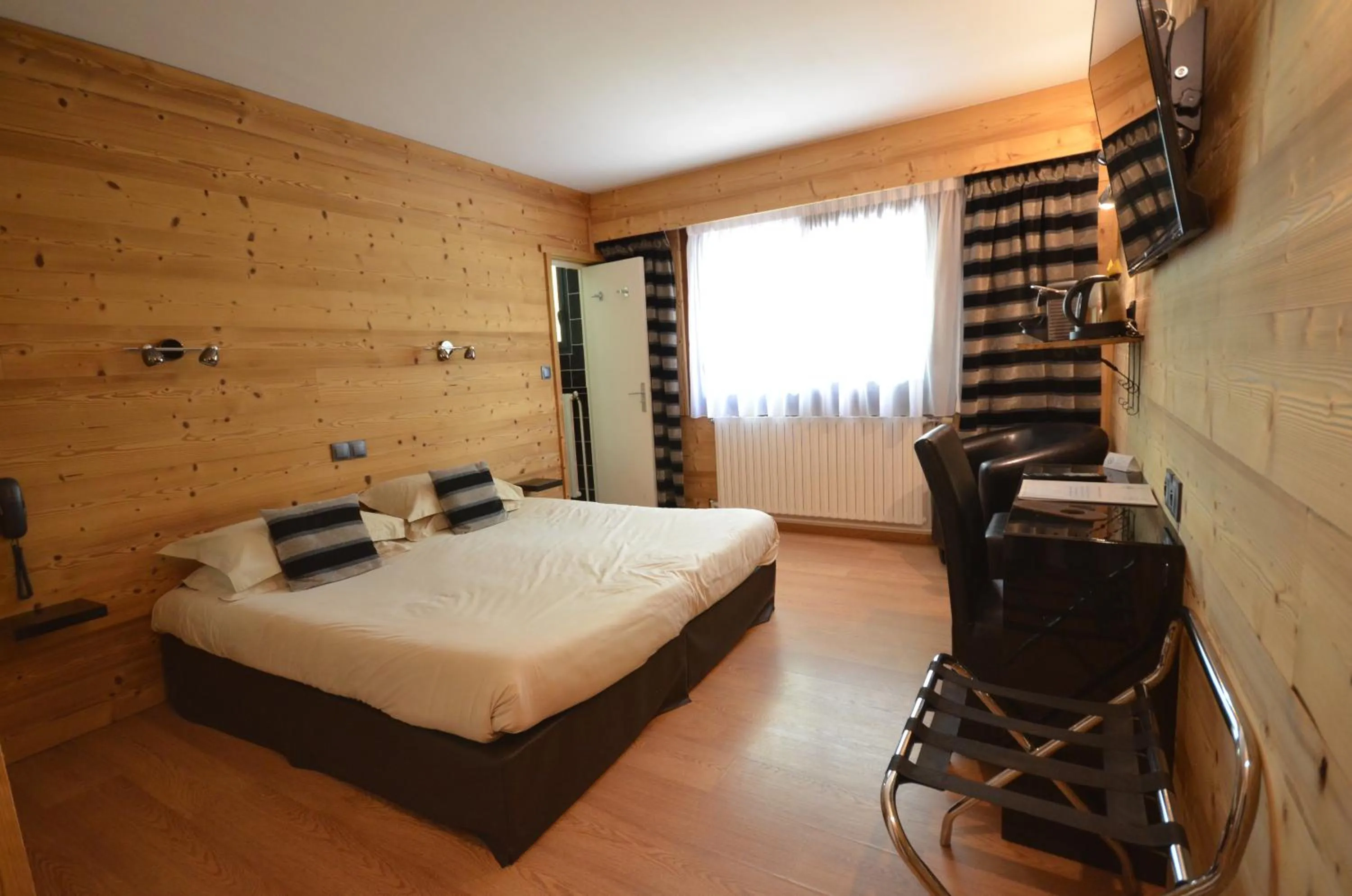 Photo of the whole room, Bed in Hôtel Edelweiss