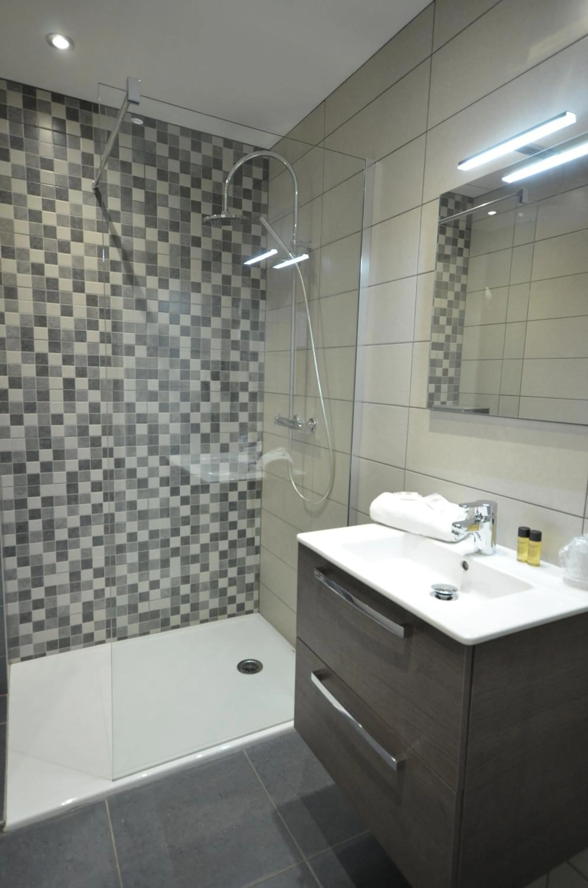 Shower in Hôtel Edelweiss