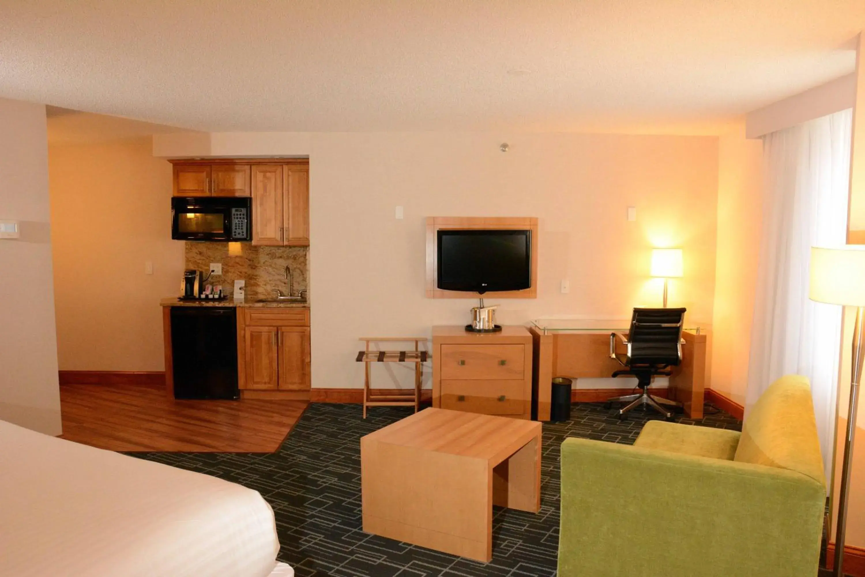 Photo of the whole room, TV/Entertainment Center in Holiday Inn Express Stamford, an IHG Hotel