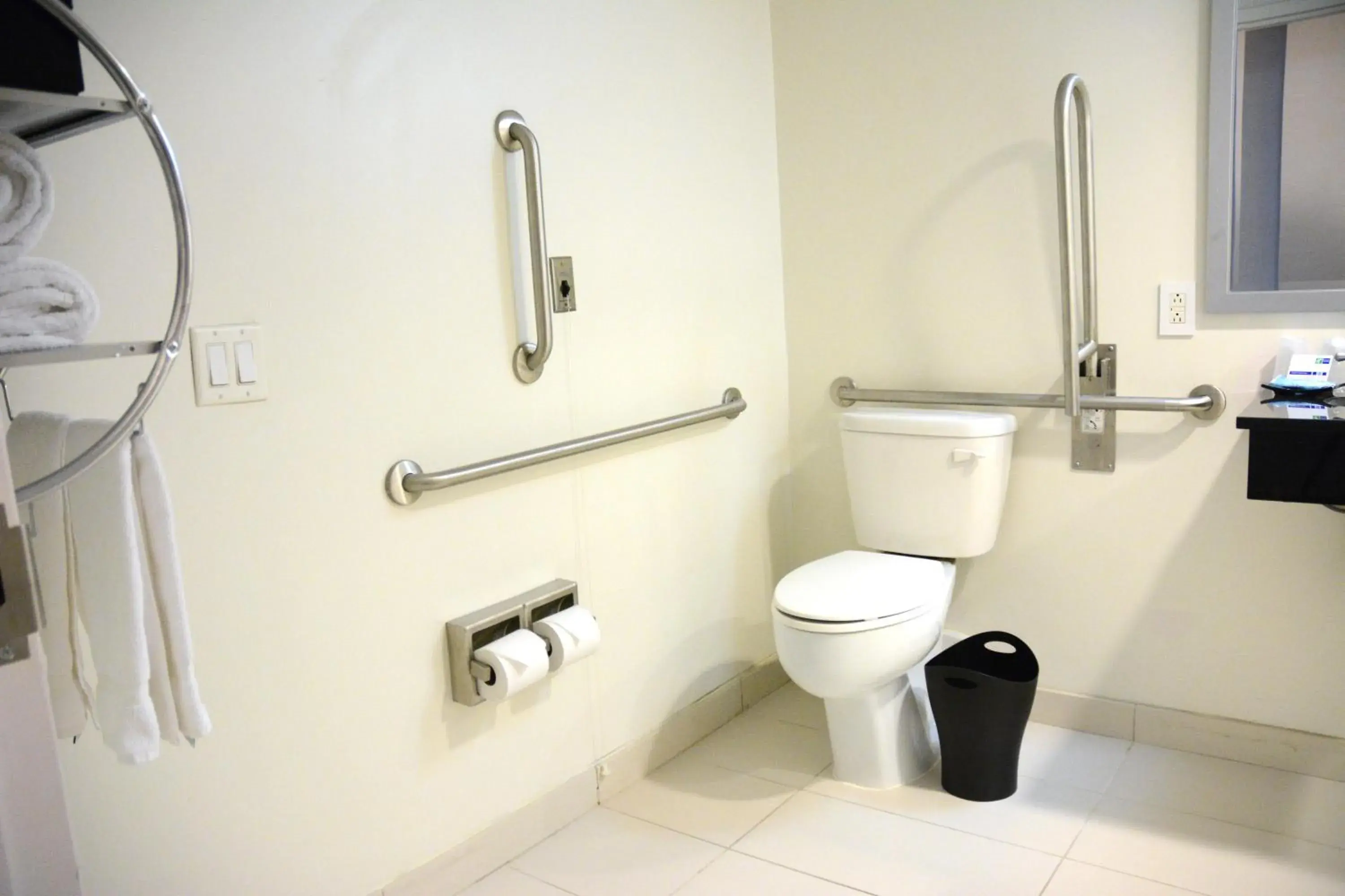 Photo of the whole room, Bathroom in Holiday Inn Express Stamford, an IHG Hotel