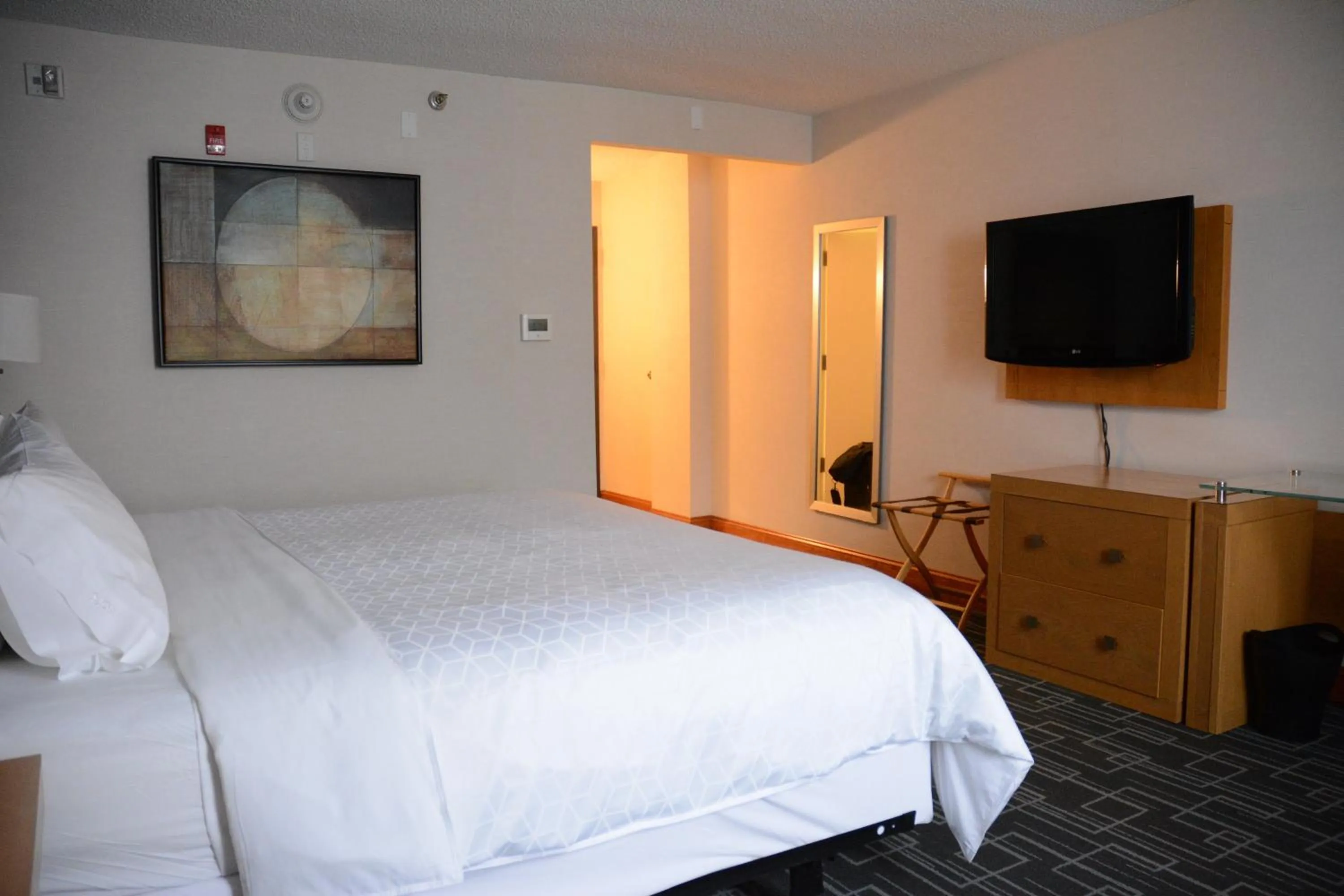 Photo of the whole room, TV/Entertainment Center in Holiday Inn Express Stamford, an IHG Hotel