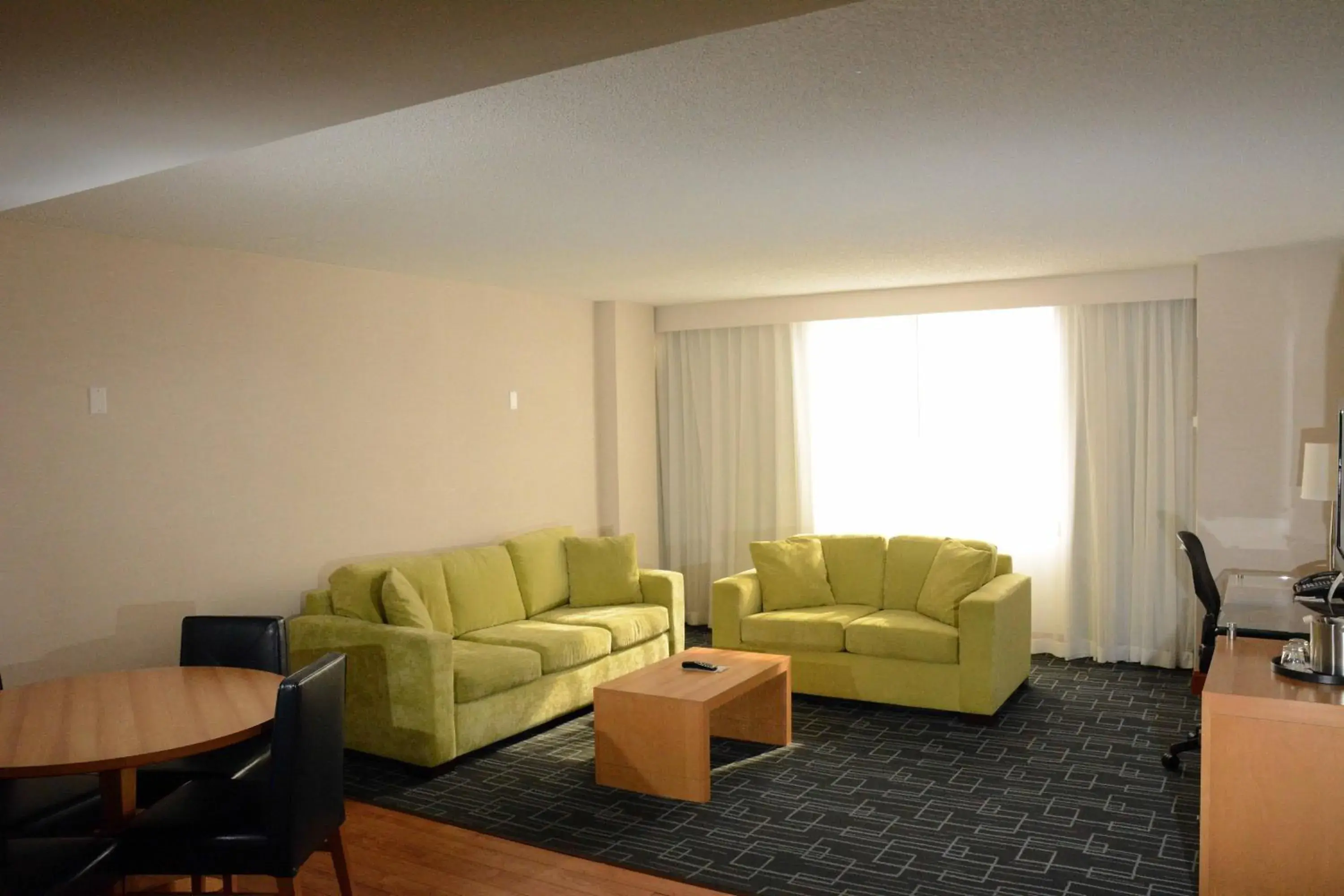 Photo of the whole room, Seating Area in Holiday Inn Express Stamford, an IHG Hotel