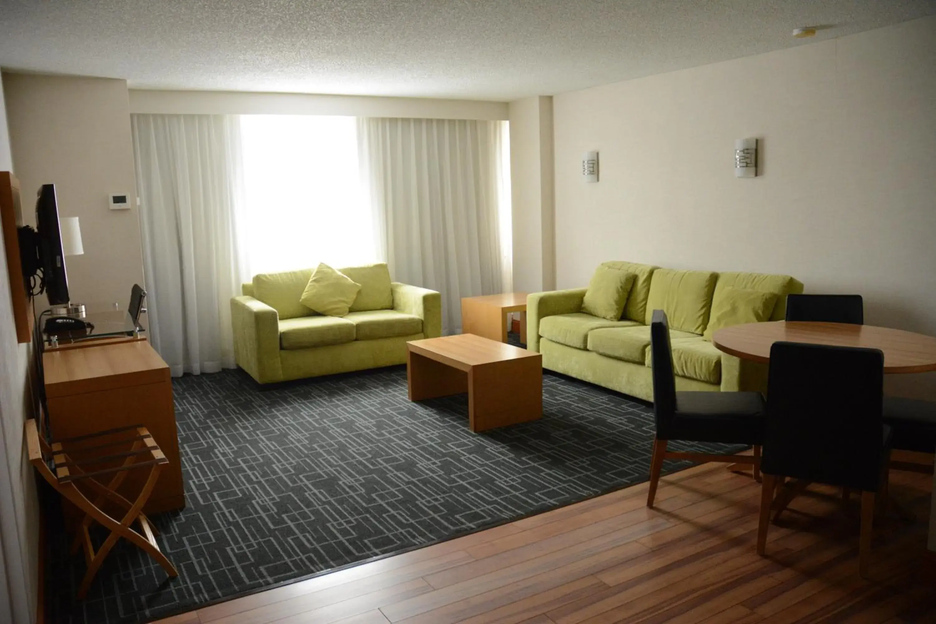 Photo of the whole room, Seating Area in Holiday Inn Express Stamford, an IHG Hotel