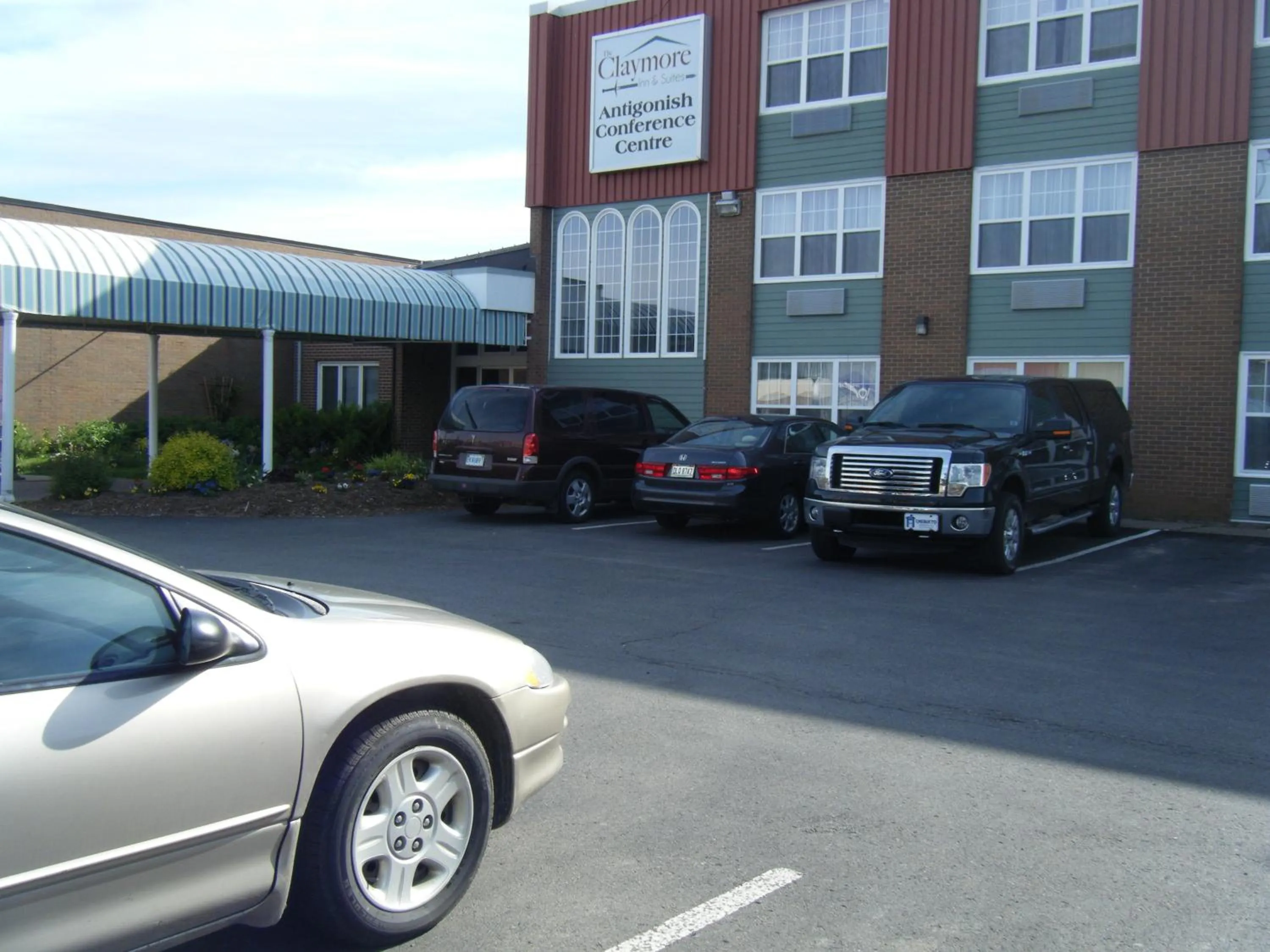 Facade/entrance in Claymore Inn and Suites