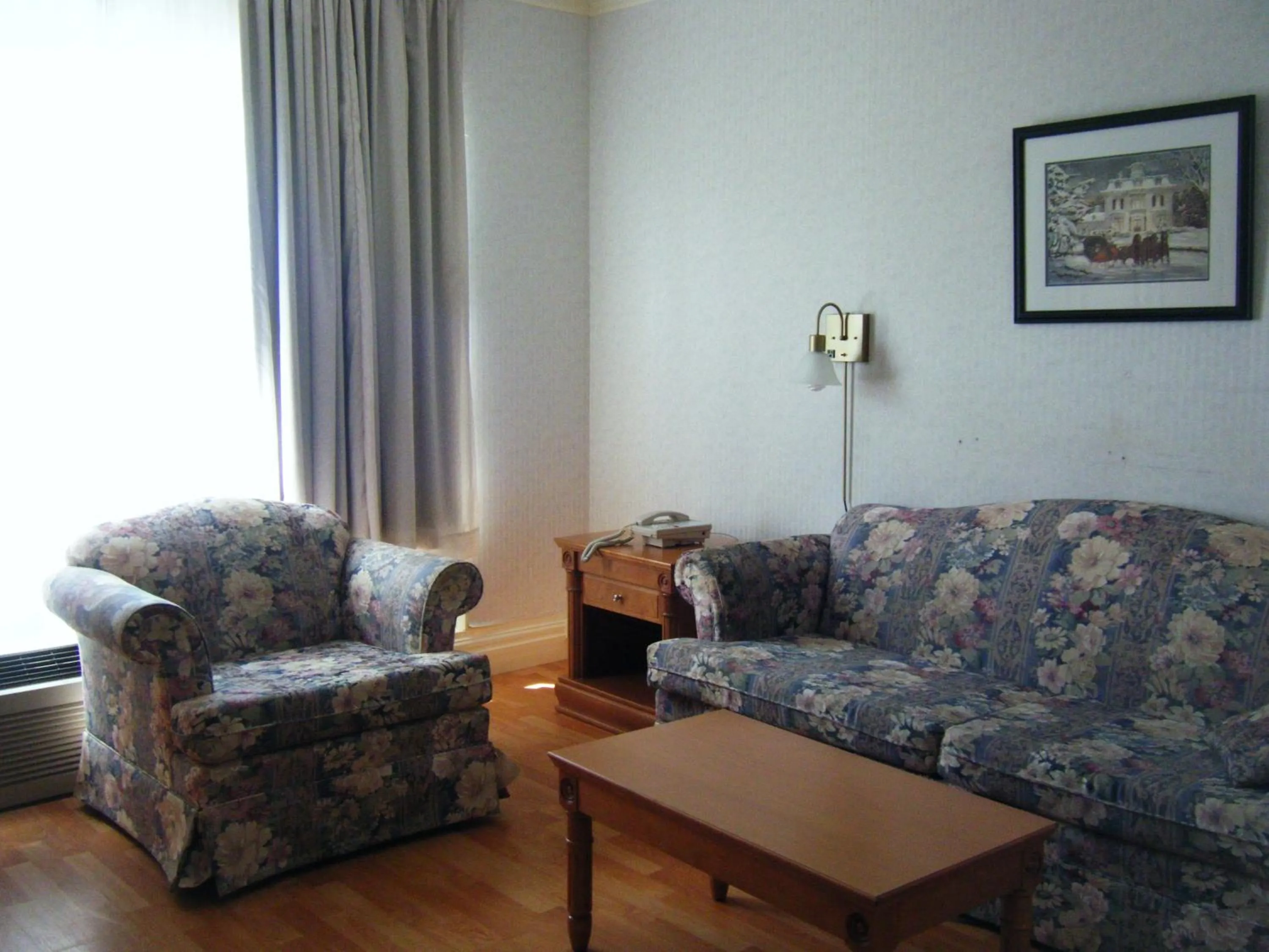 Living room in Claymore Inn and Suites