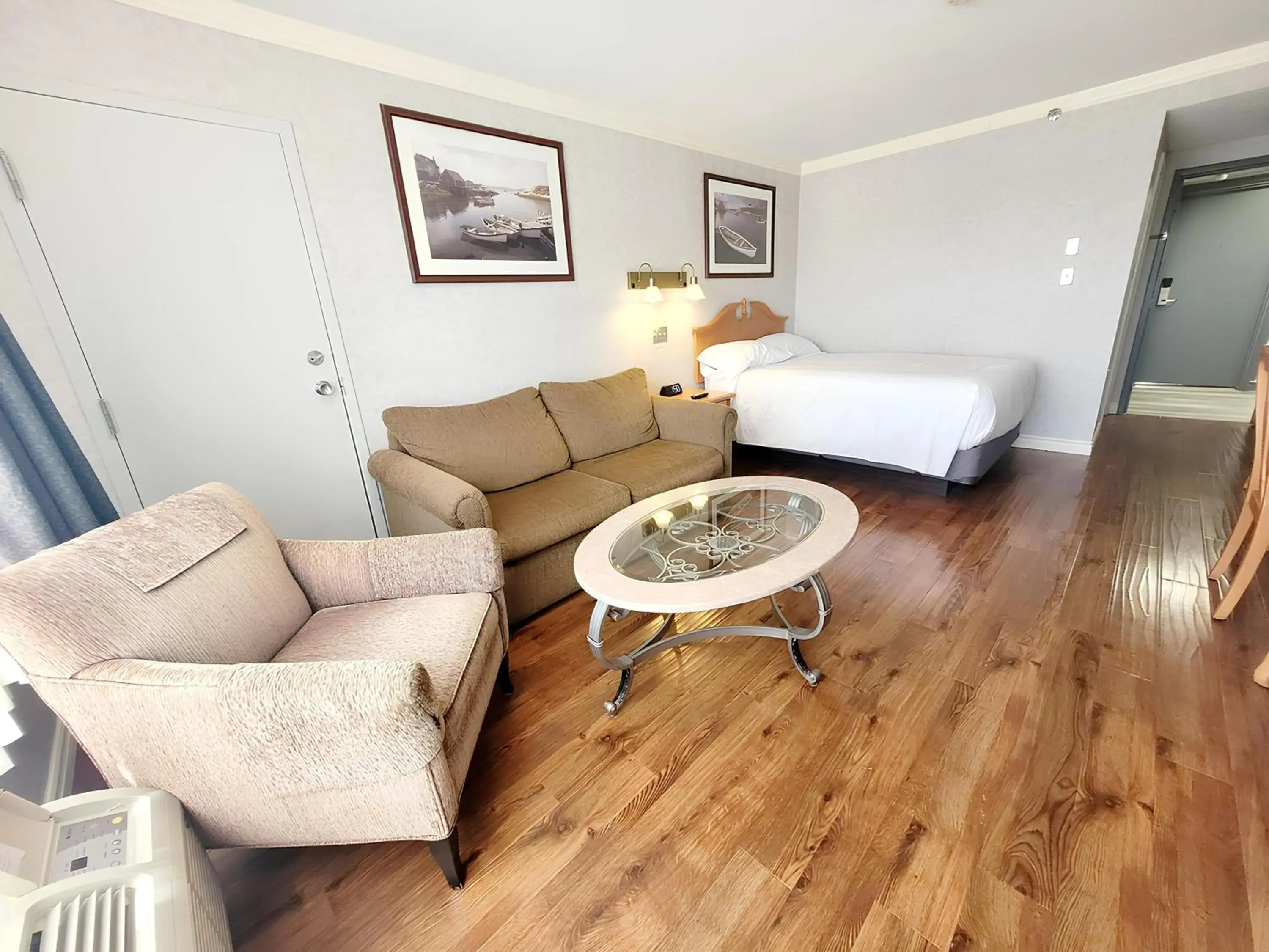 Deluxe Queen Room in Claymore Inn and Suites Deluxe Queen Room in Claymore Inn and Suites