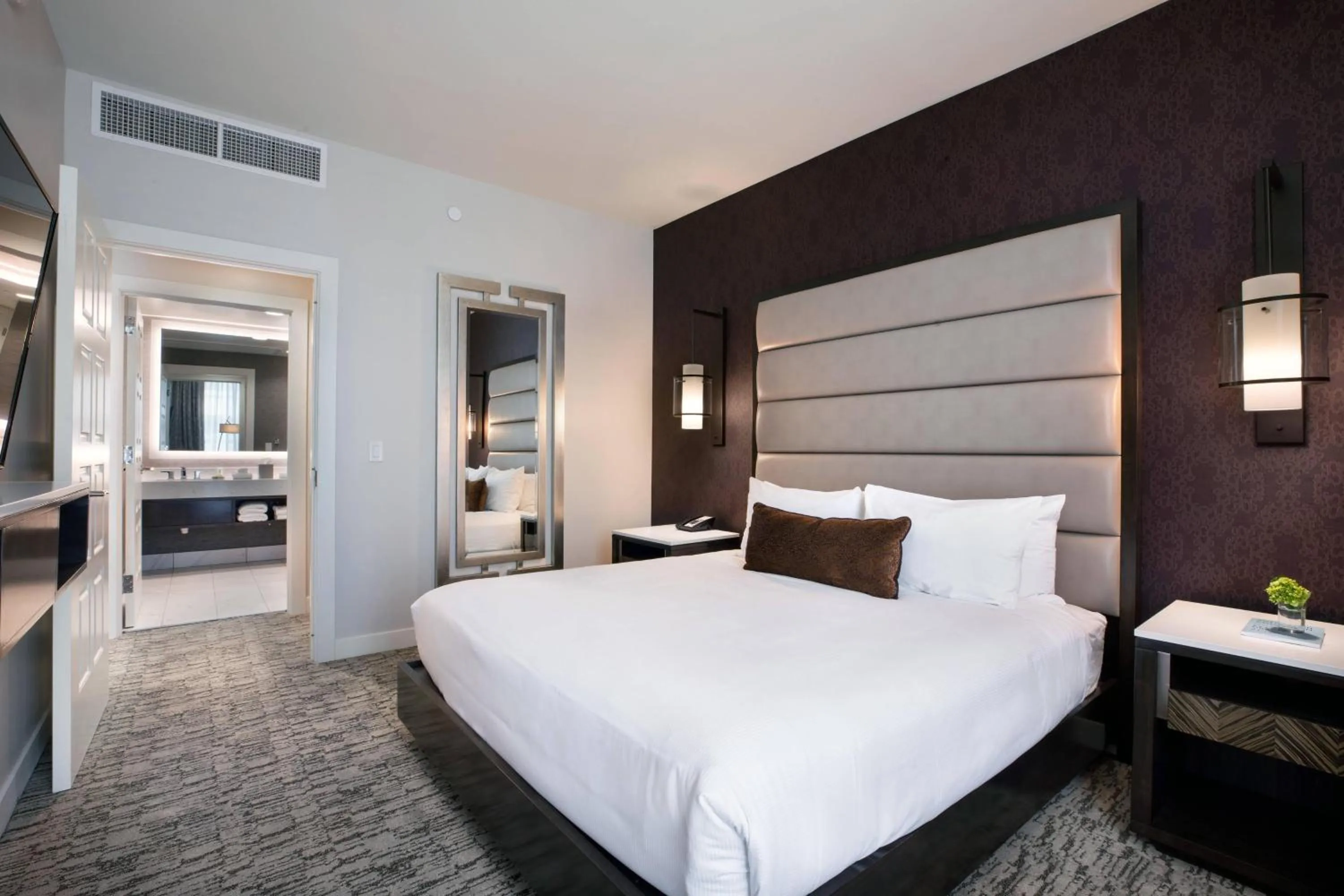 Bedroom, Bed in Ambassador Hotel Kansas City, Autograph Collection