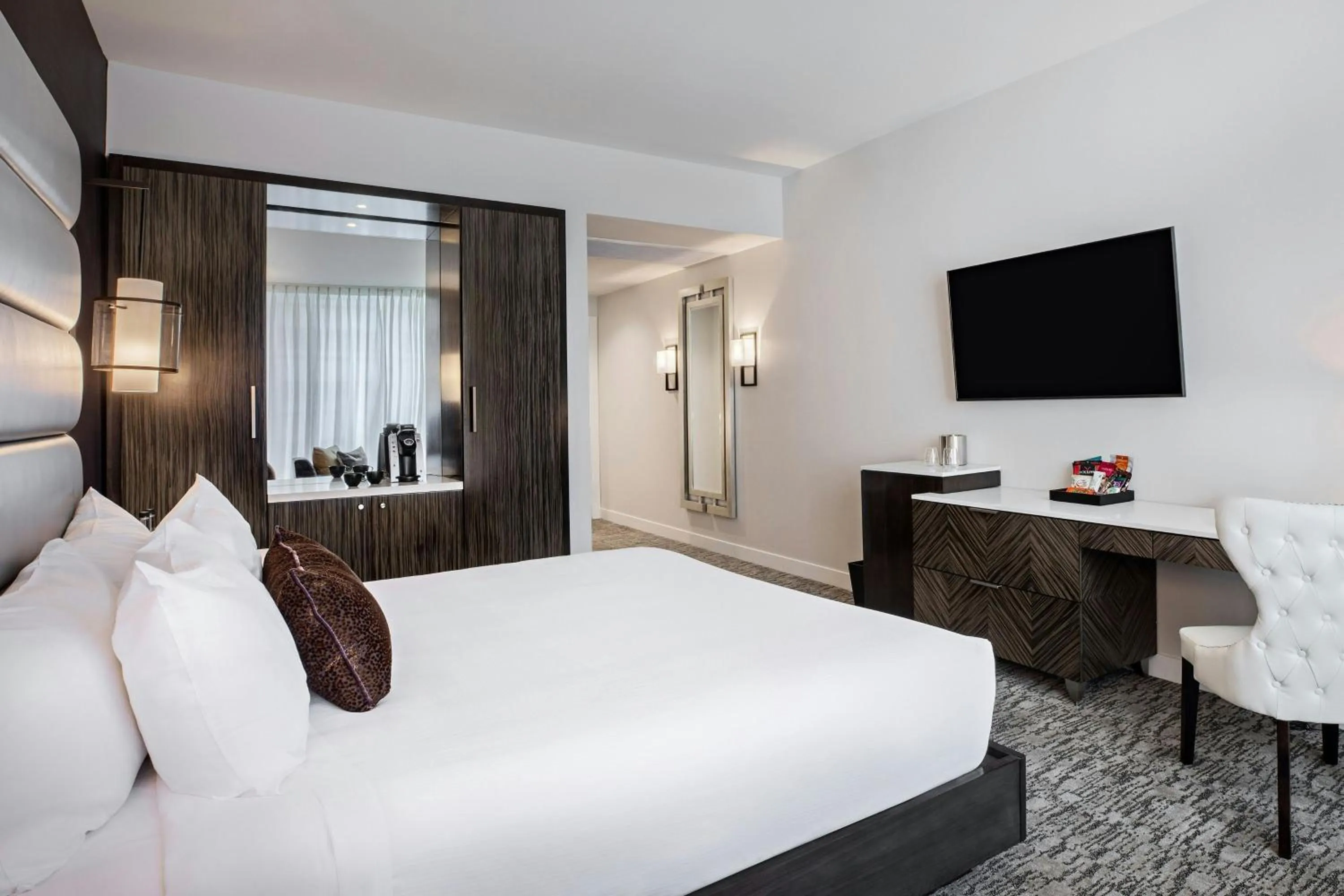 Photo of the whole room, Bed in Ambassador Hotel Kansas City, Autograph Collection