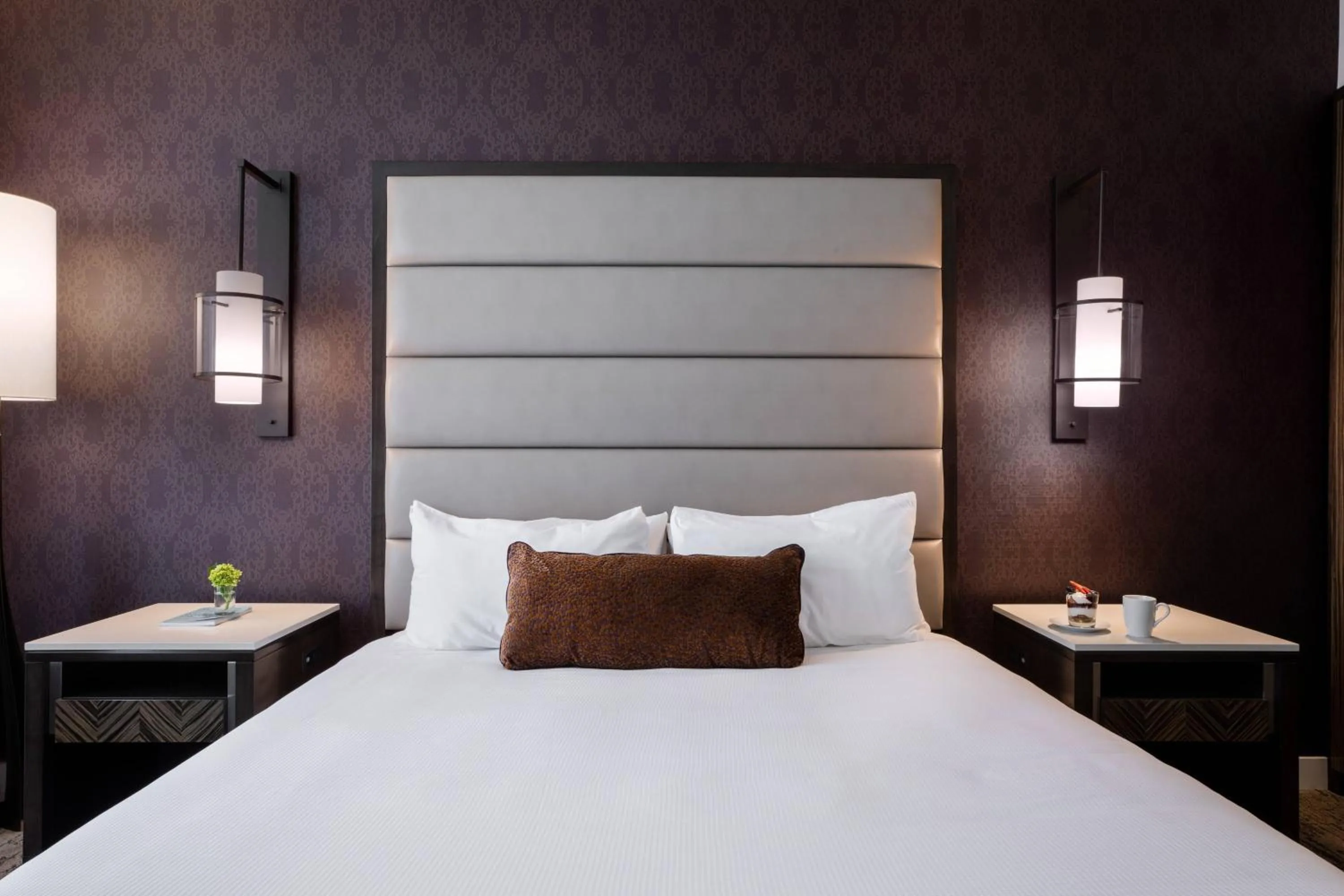 Photo of the whole room, Bed in Ambassador Hotel Kansas City, Autograph Collection