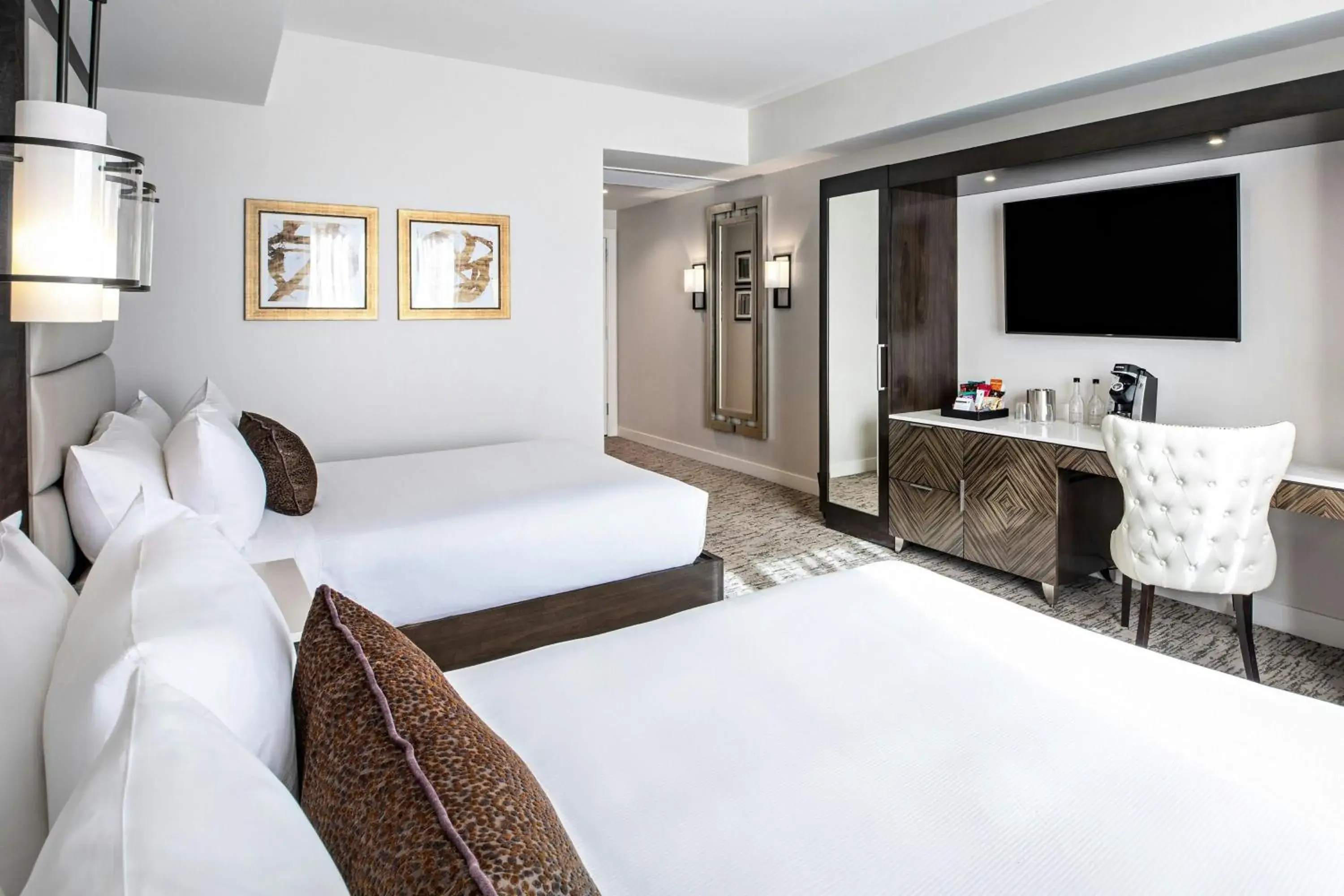 Photo of the whole room, Bed in Ambassador Hotel Kansas City, Autograph Collection Photo of the whole room, Bed in Ambassador Hotel Kansas City, Autograph Collection