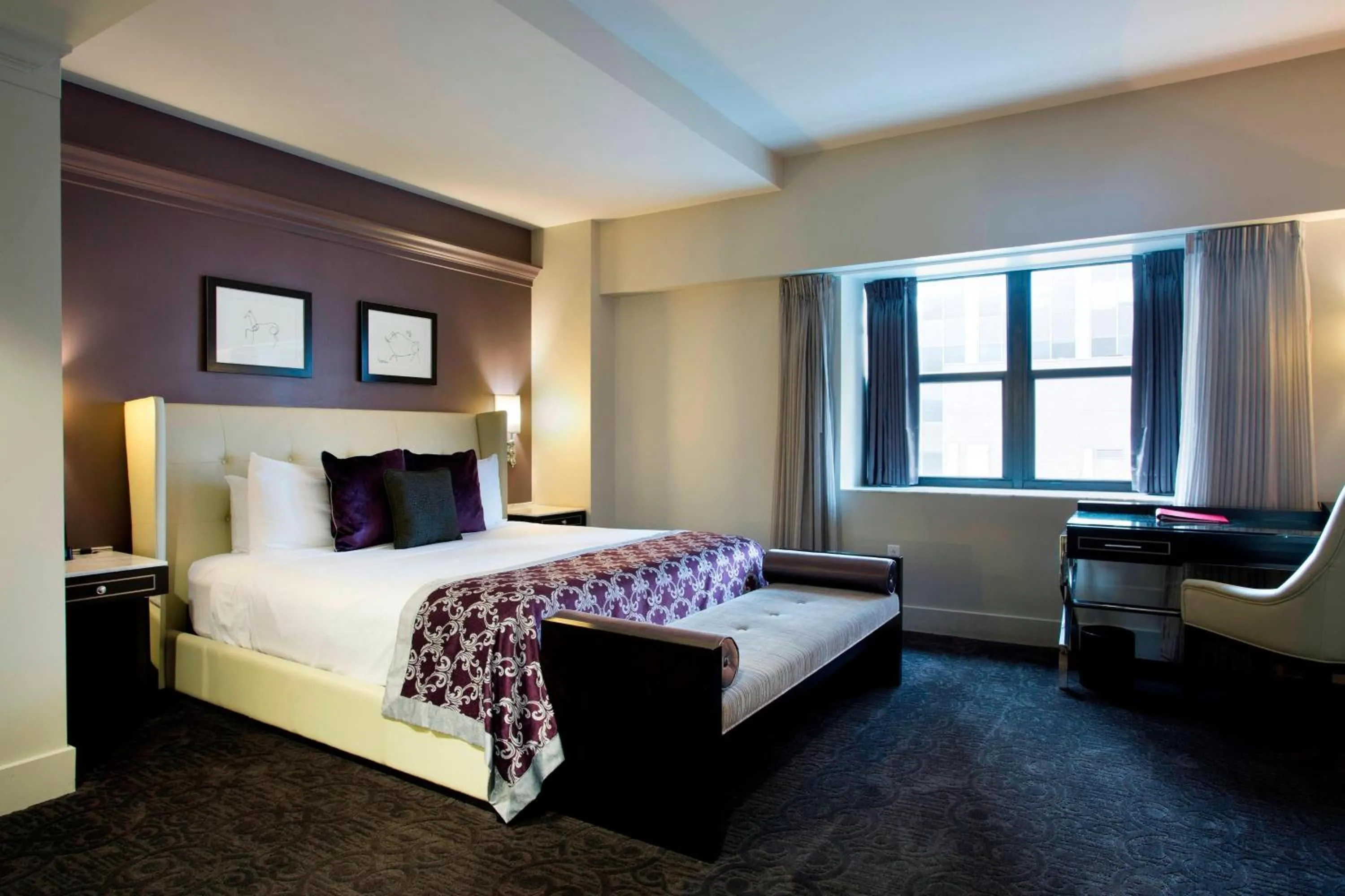 Photo of the whole room, Bed in Ambassador Hotel Kansas City, Autograph Collection