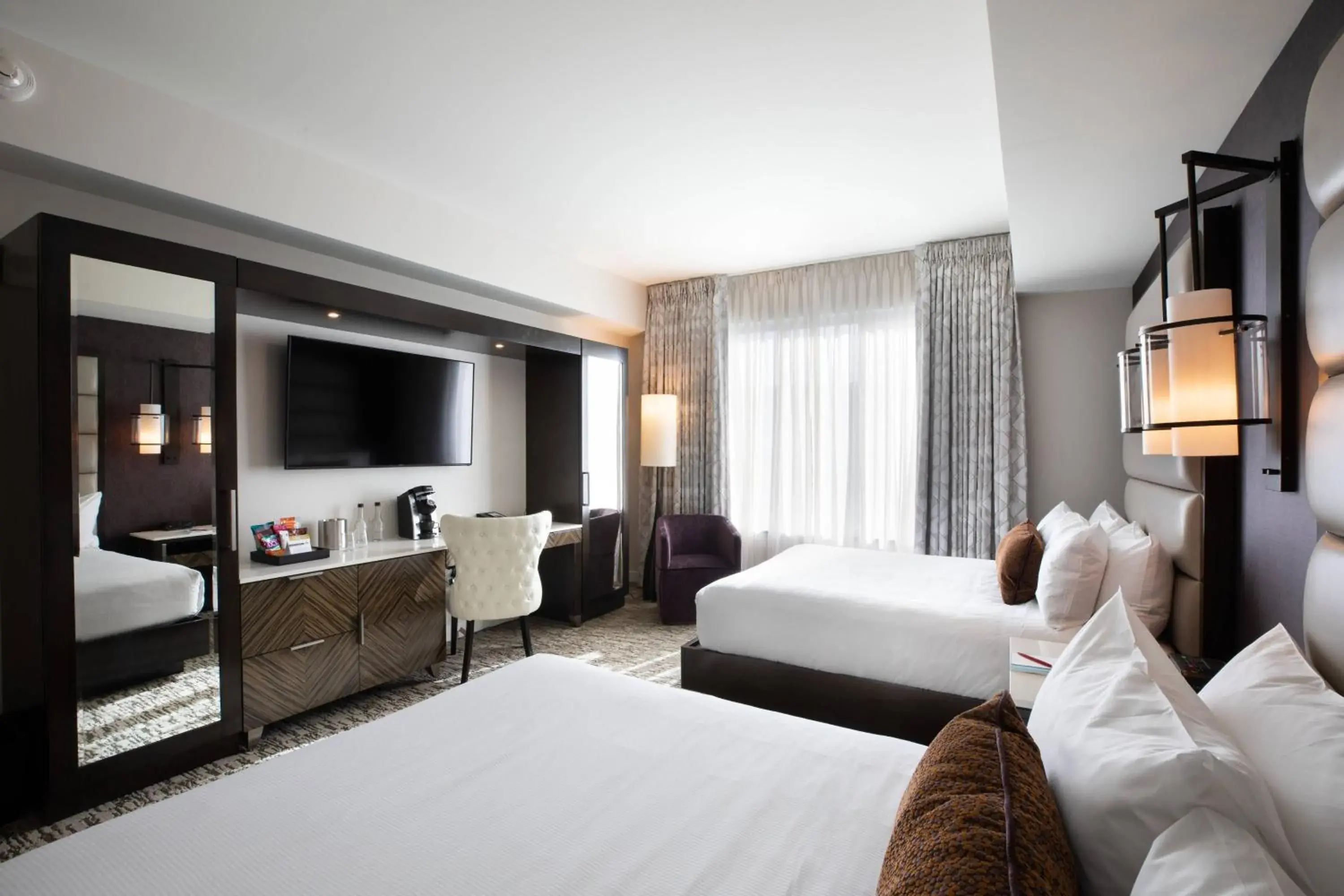 Photo of the whole room, Bed in Ambassador Hotel Kansas City, Autograph Collection Photo of the whole room, Bed in Ambassador Hotel Kansas City, Autograph Collection