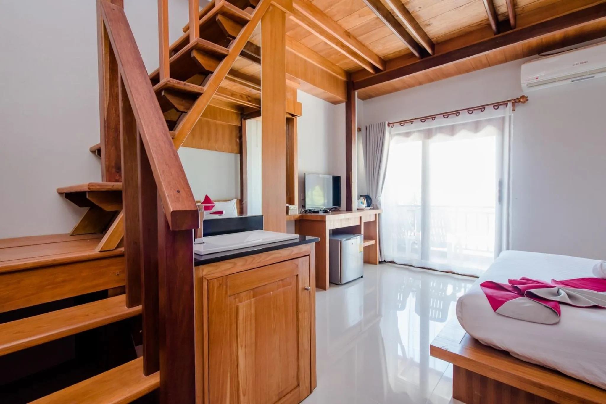 Bed in Lanta Ray Bay Hotel