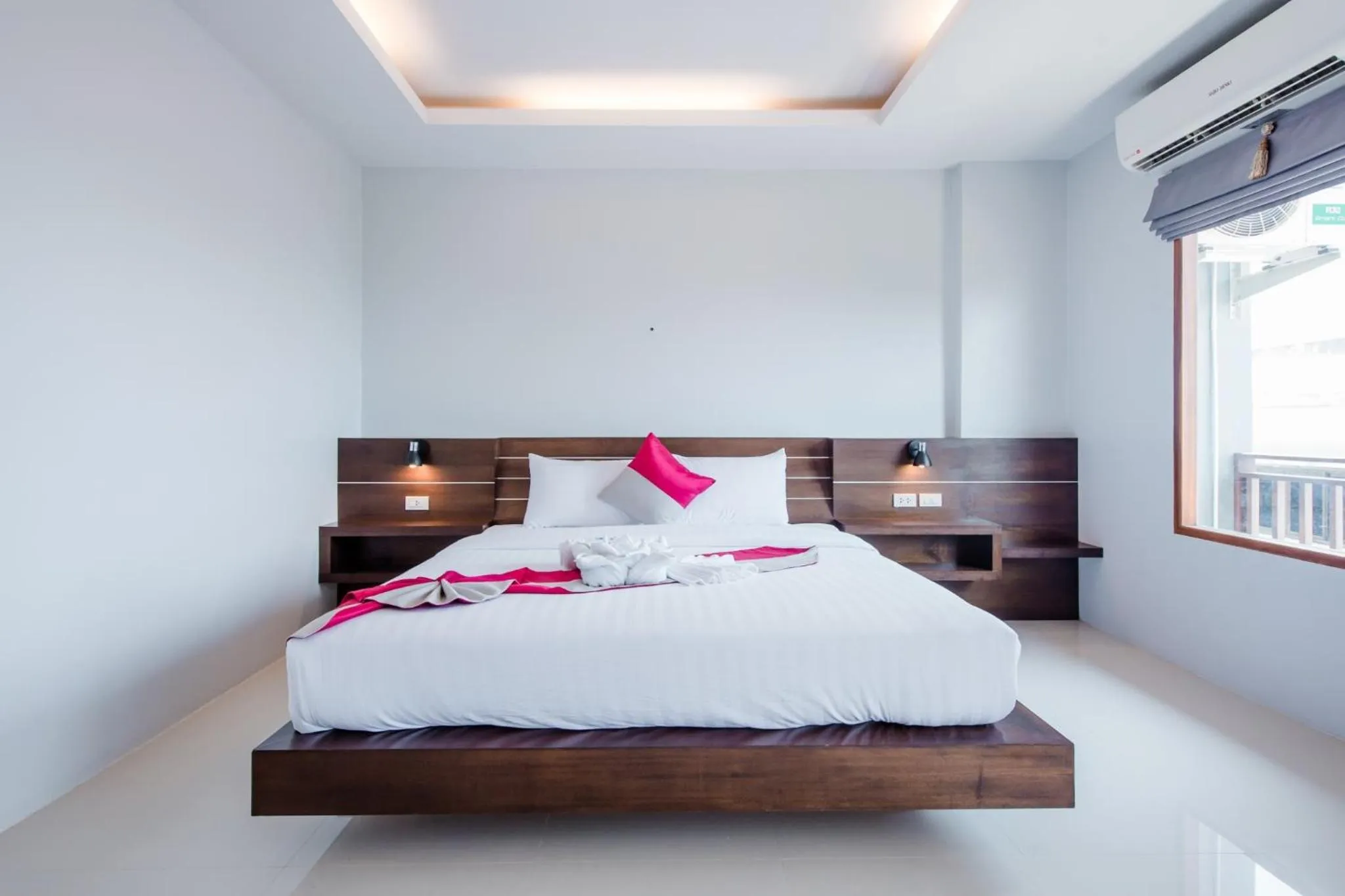 Bed in Lanta Ray Bay Hotel